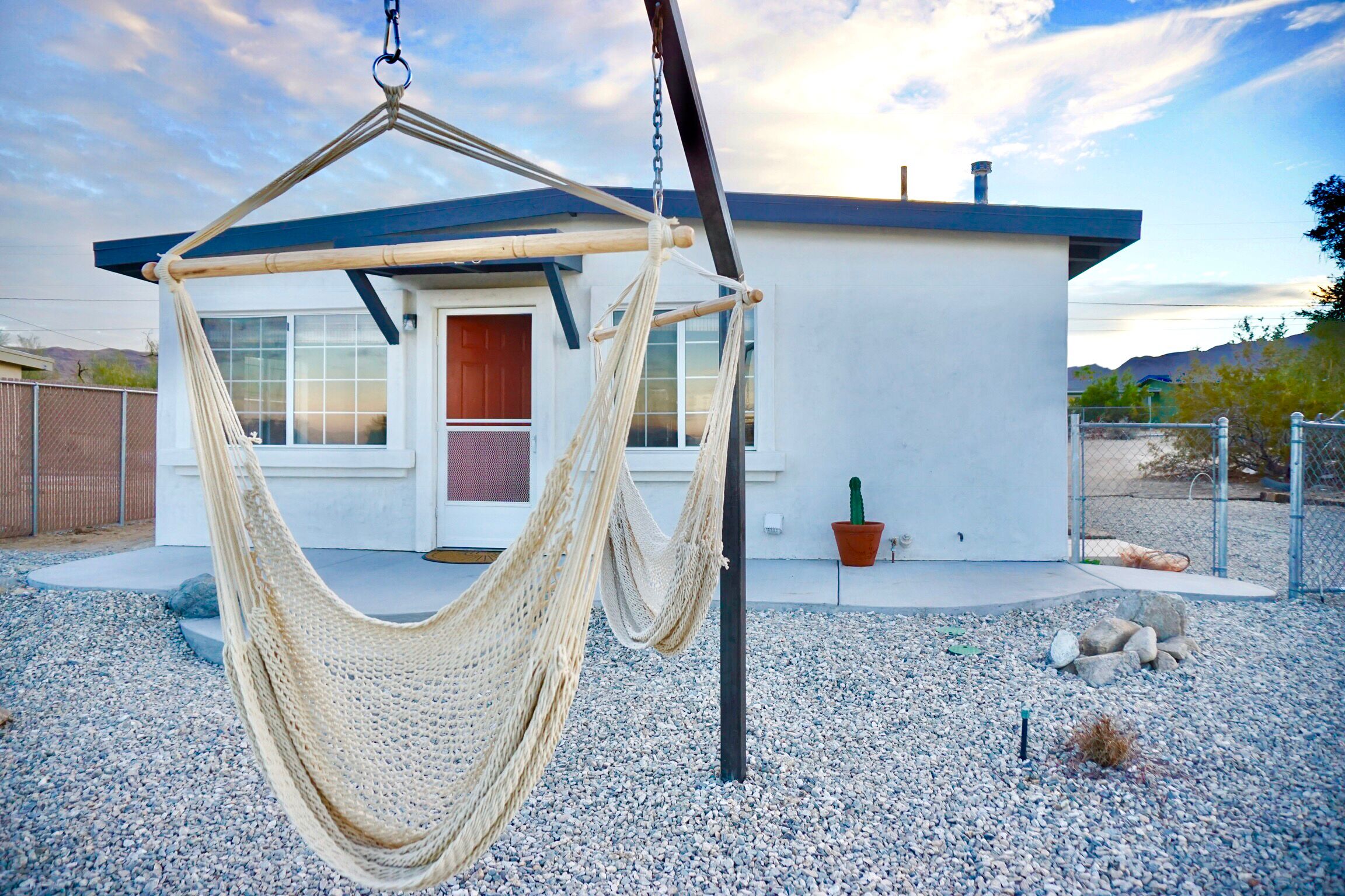 M&L Desert Cottage - 3 miles from the North entrance of Joshua Tree!