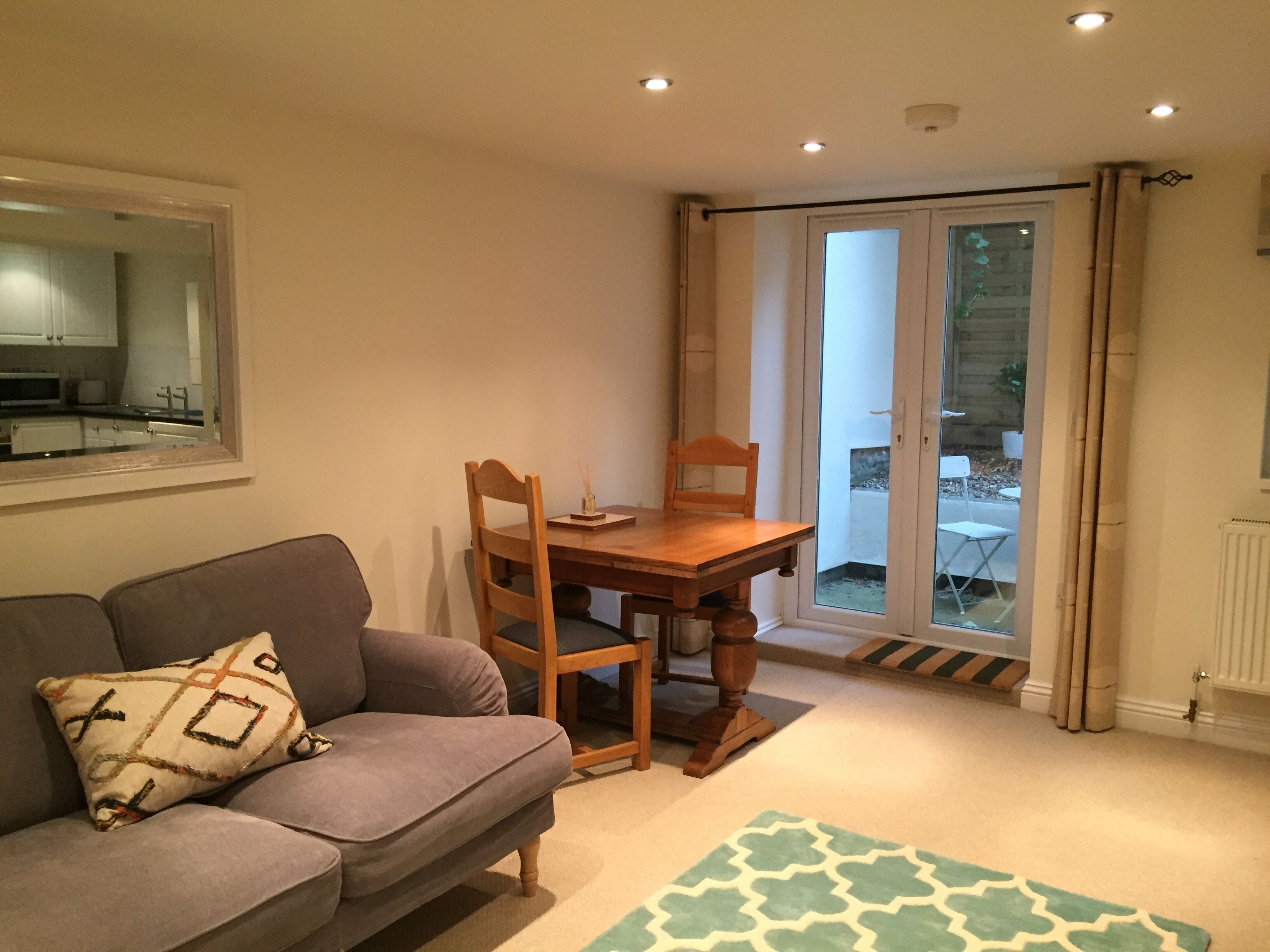 1 bedroom courtyard apartment, Central Cheltenham