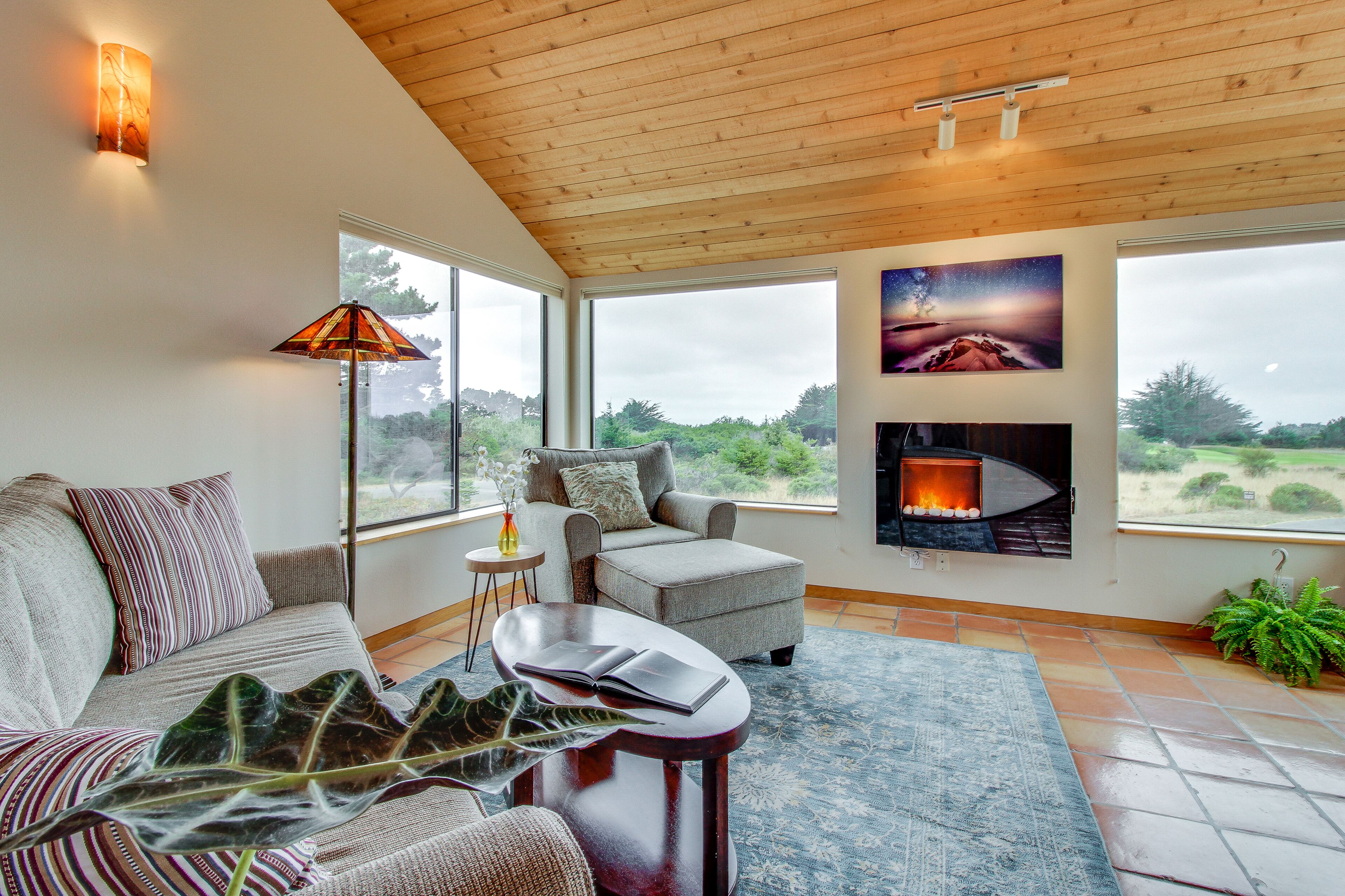 Dog-friendly home with golf course views, WiFi, and pool access - close to town
