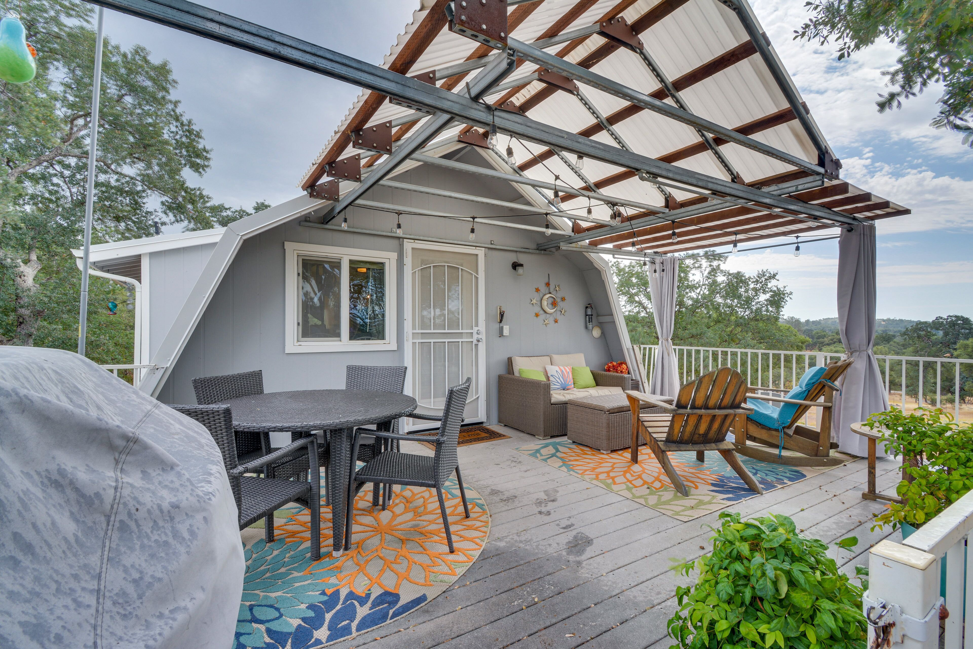 Mariposa Home w/Furnished Patio & Sierra Mtn Views
