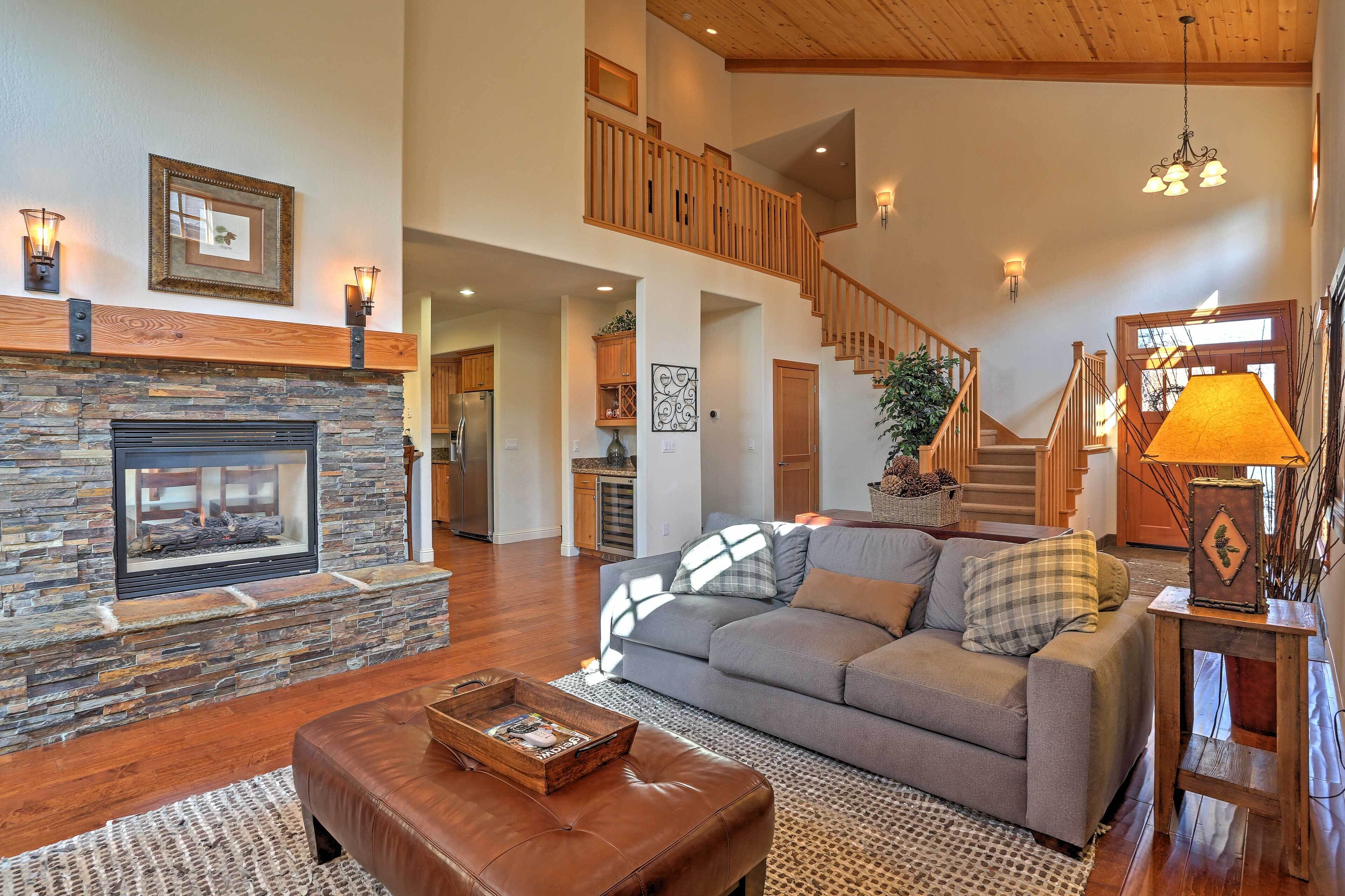 Updated Spacious Truckee Home: Hot Tub & BBQ Patio