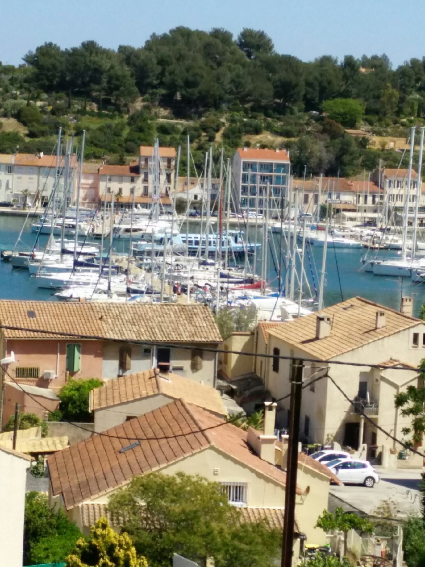 Very nice T2 apartment of 65 m2 with terrace overlooking the port.
