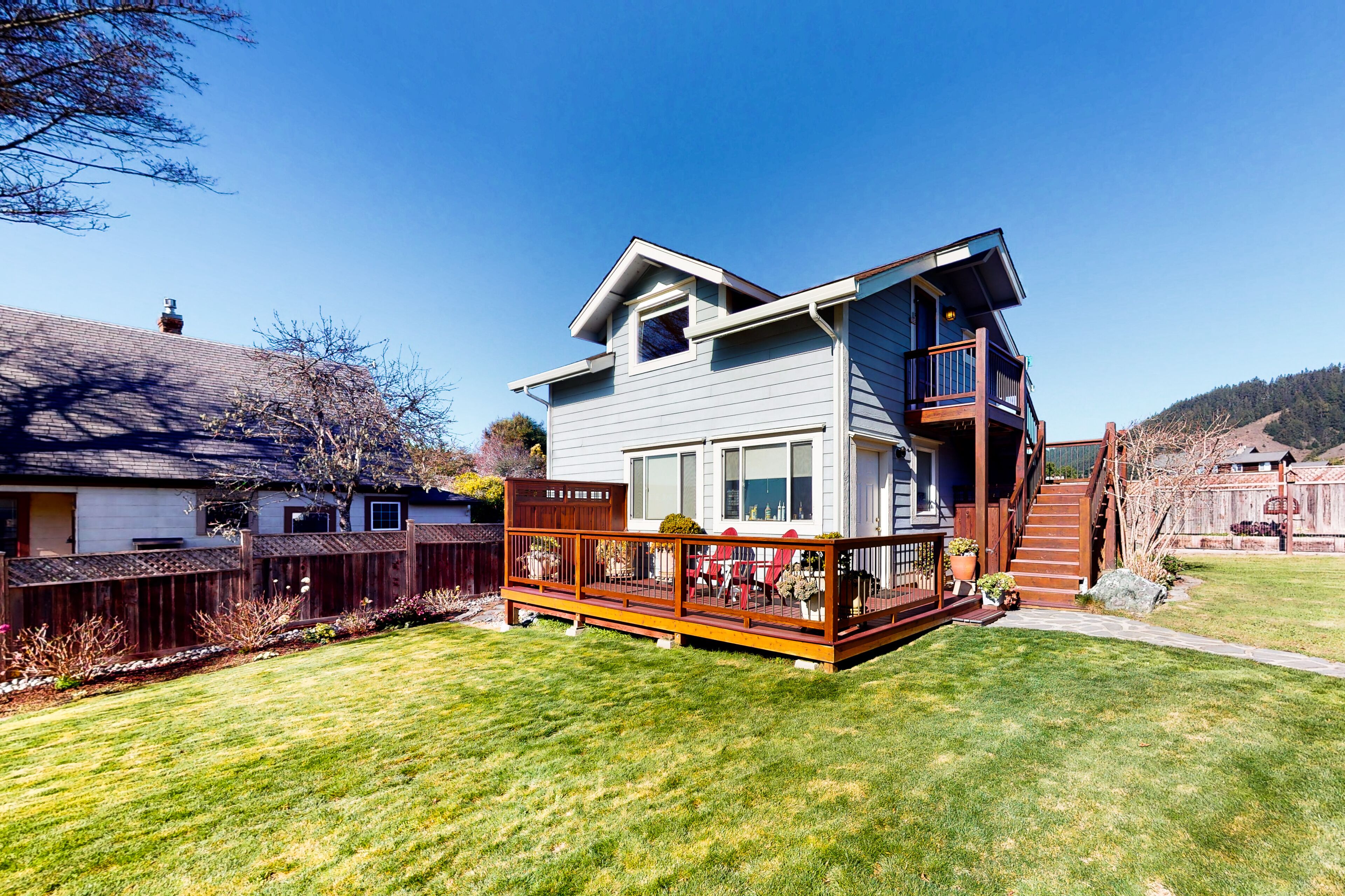 Oceanview studio near town and the beach with fireplace, full kitchen & deck