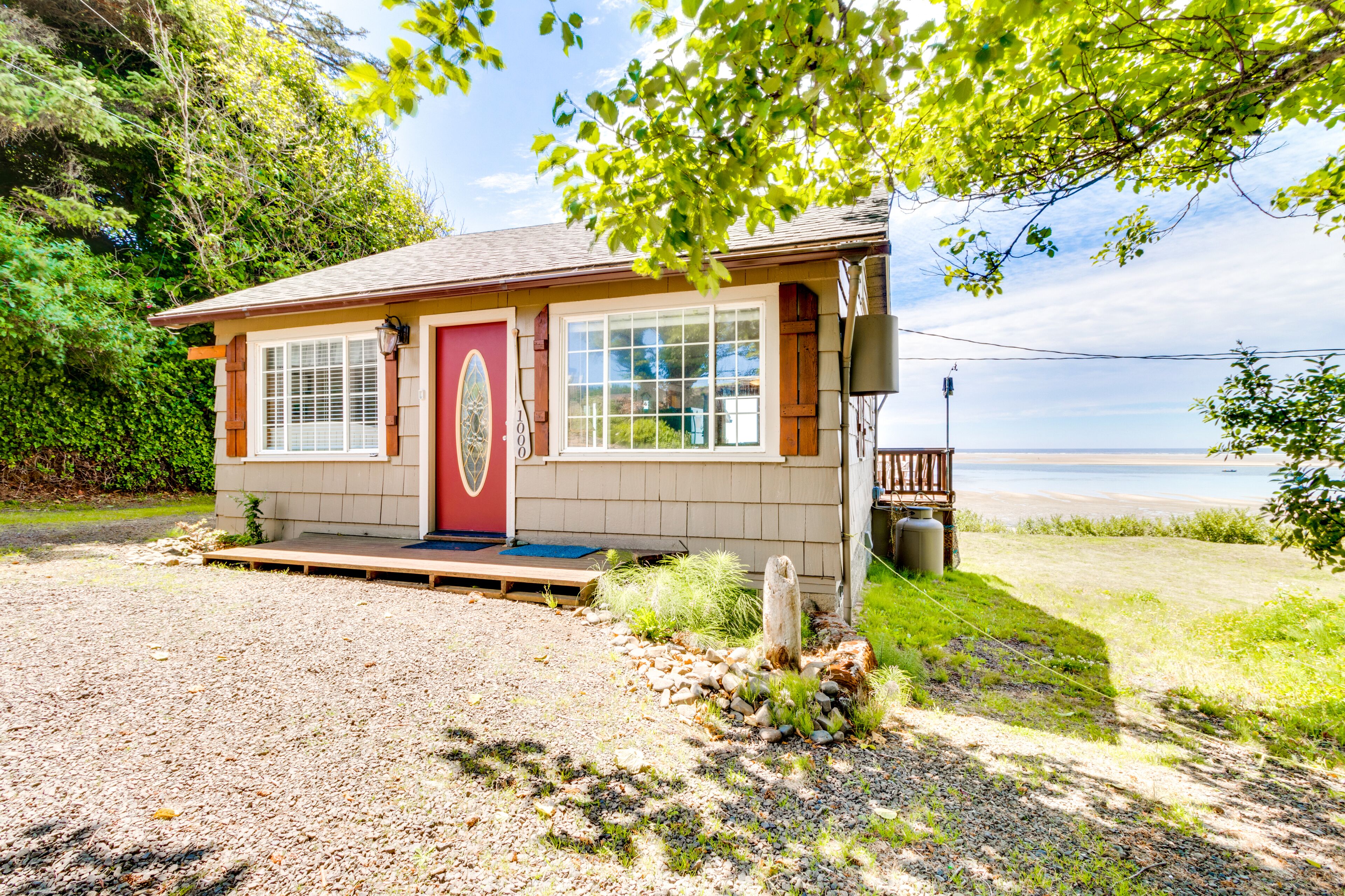 Waterfront home on Netarts Bay- beautiful views, dog-friendly, near attractions