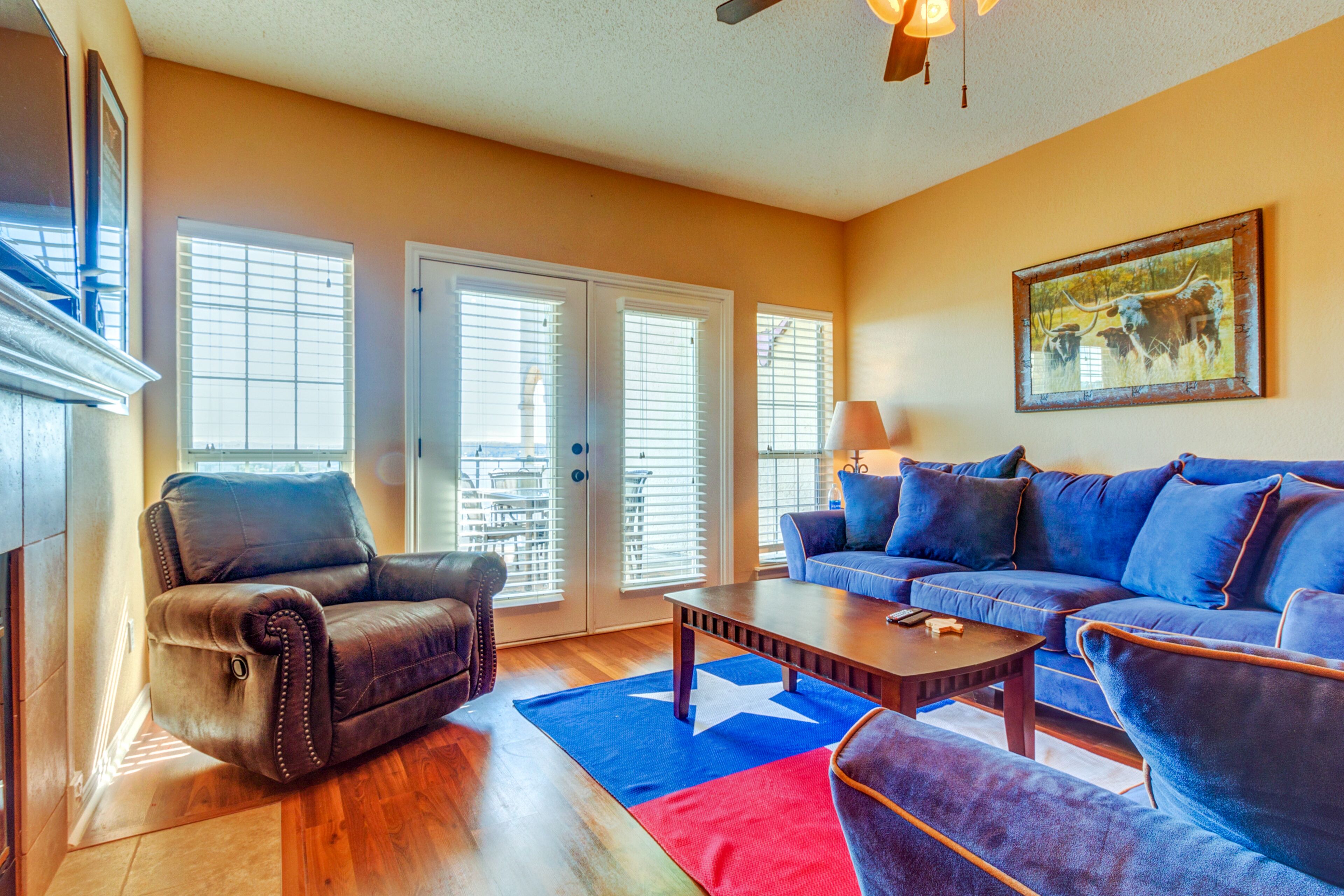 Beautiful condo with amazing views, fireplace & W/D - pools, hot tub & tennis