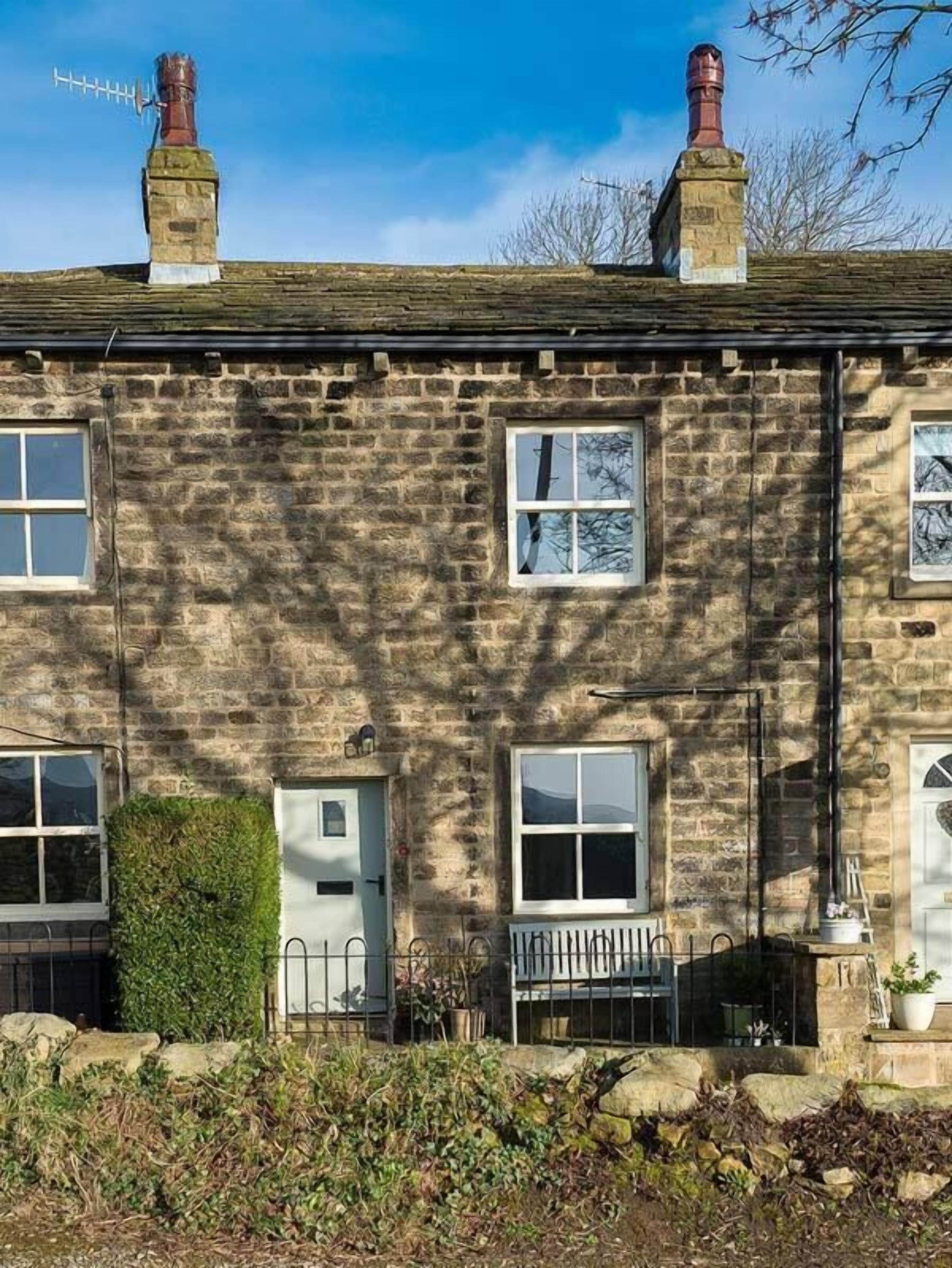 BEACON COTTAGE, pet friendly, luxury holiday cottage in Addingham
