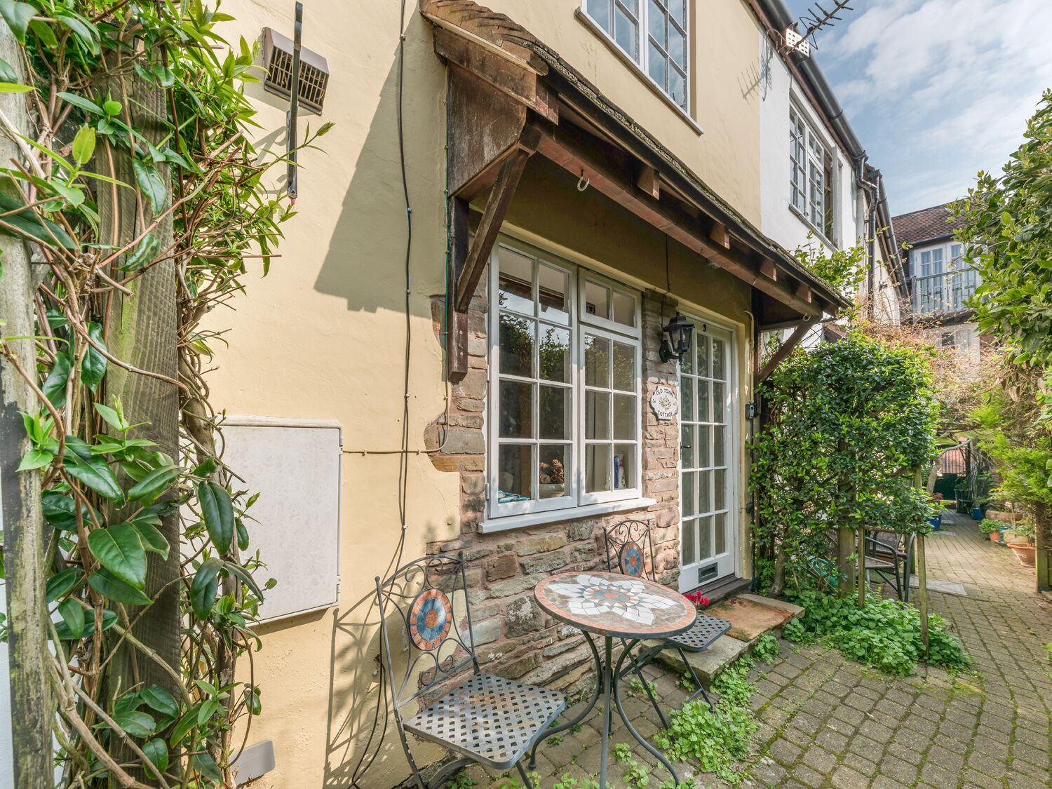 OLD TOWN COTTAGE, romantic, character holiday cottage in Ludlow
