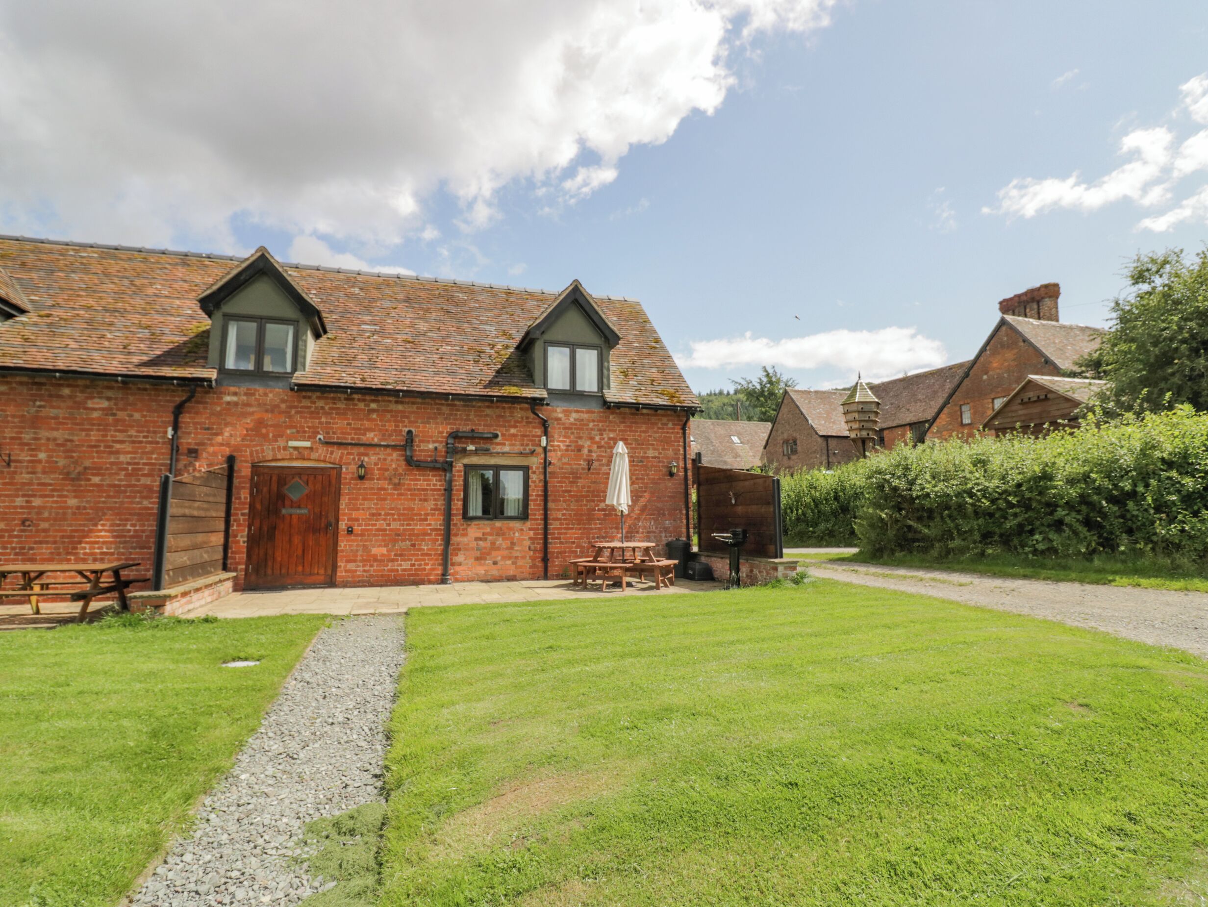 BETTY'S BARN, pet friendly, with a garden in Eaton-Under-Heywood