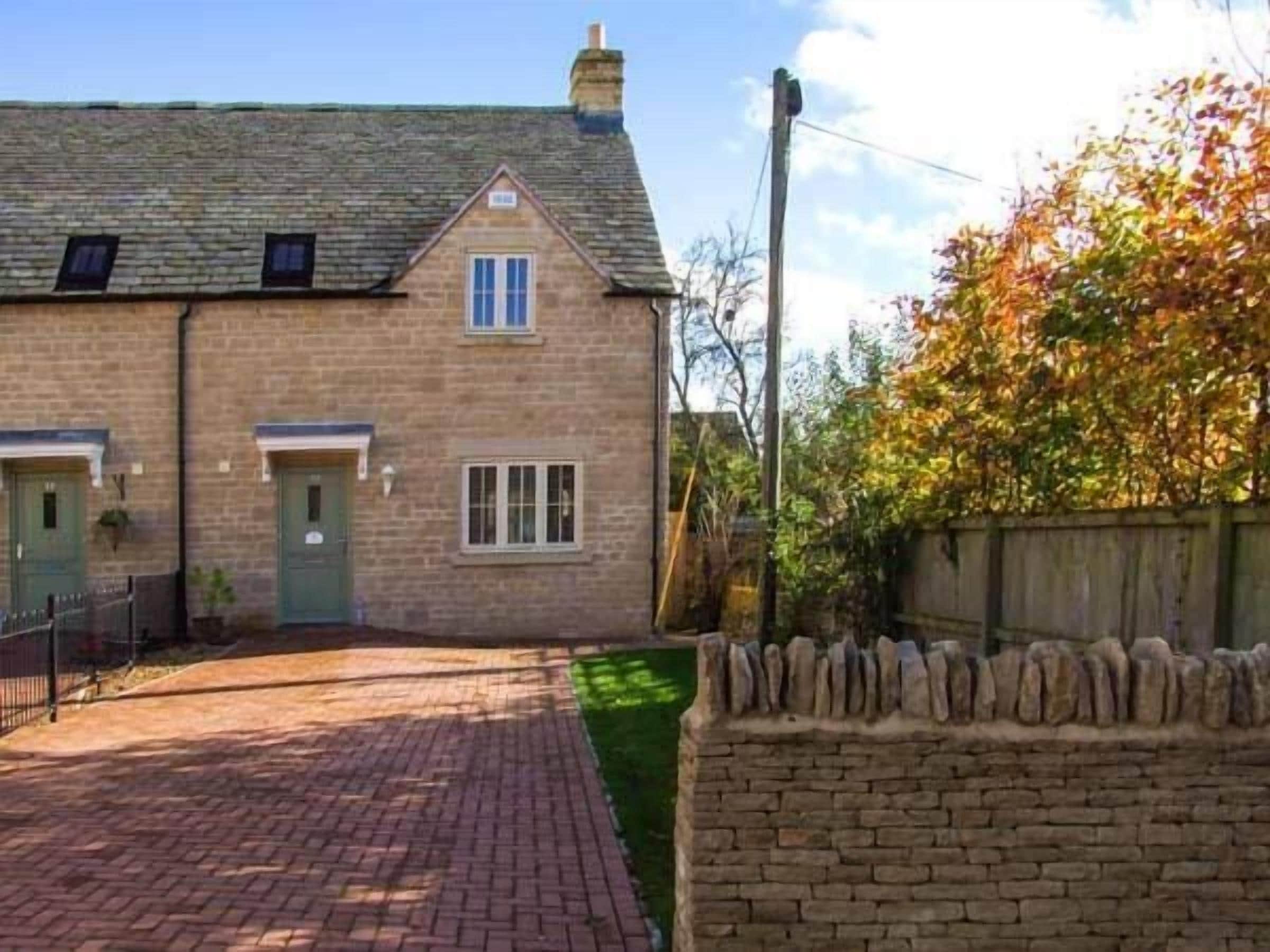 JUBILEE MEWS, pet friendly, with a garden in Andoversford