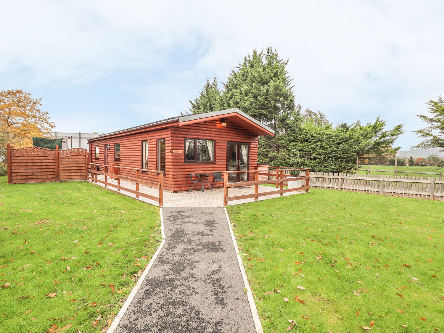 FALLOWS, pet friendly, with hot tub in St Asaph