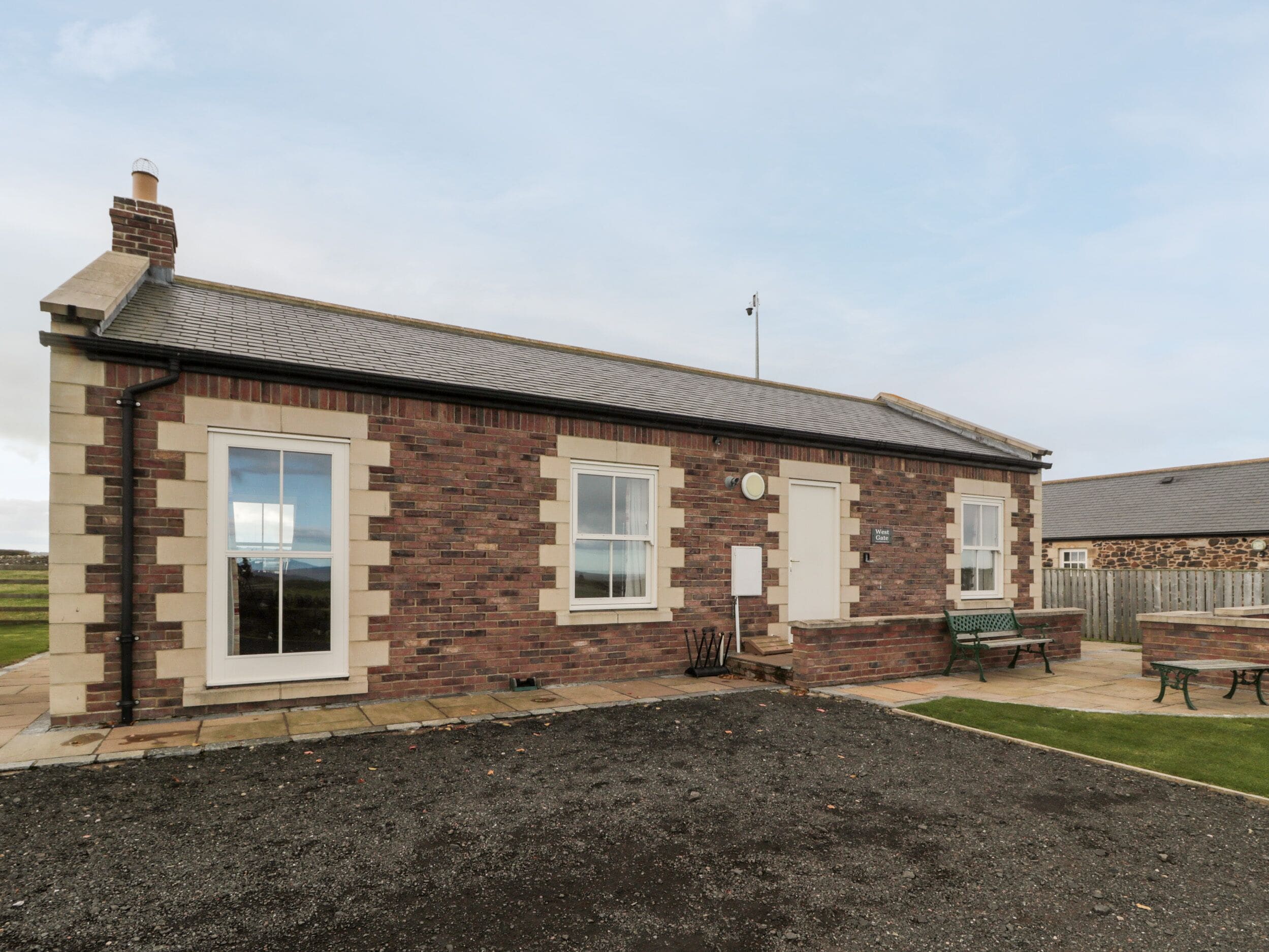 WEST GATE, family friendly, luxury holiday cottage in Embleton