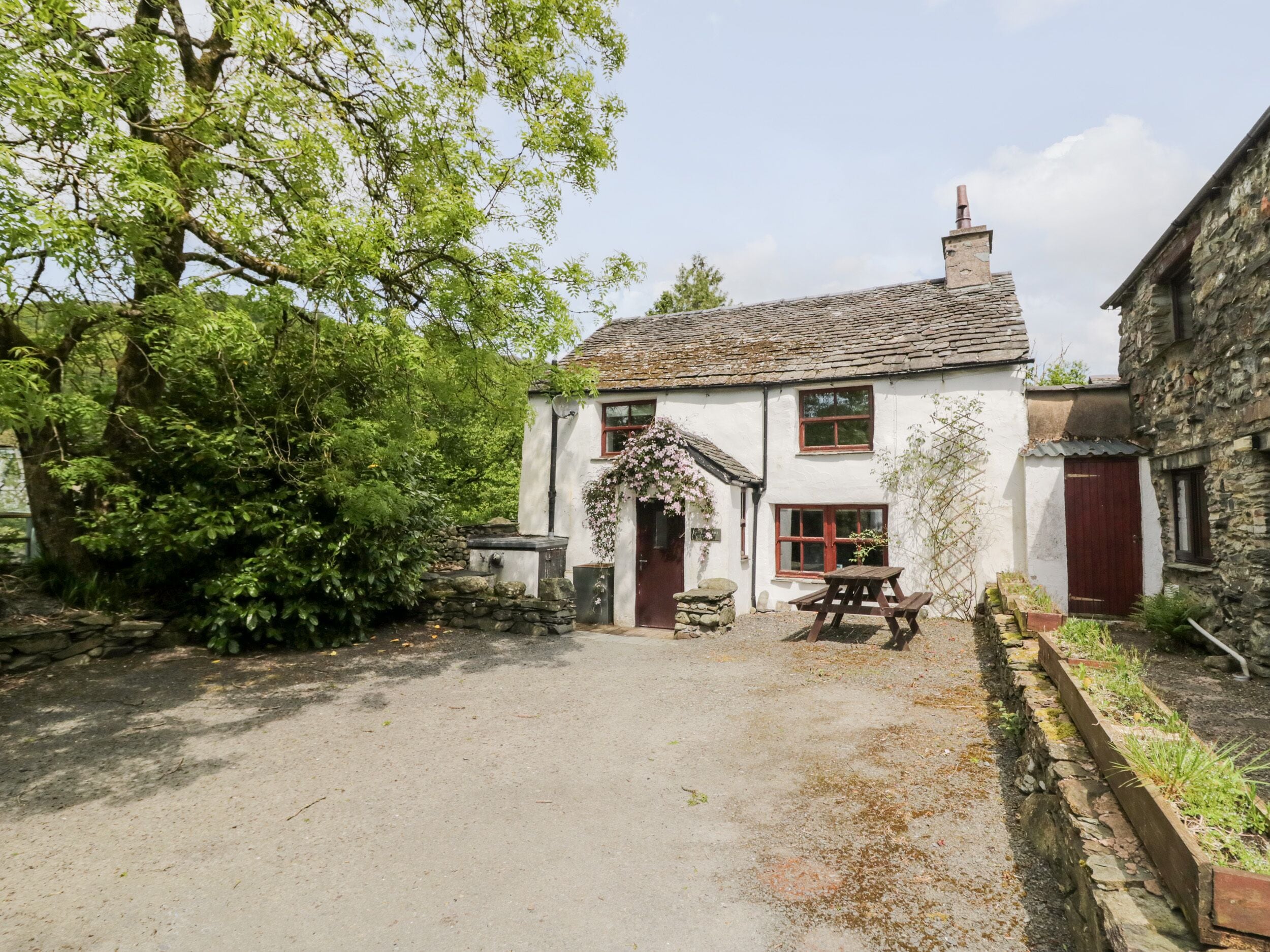 HALL DUNNERDALE COTTAGE, pet friendly in Broughton-In-Furness