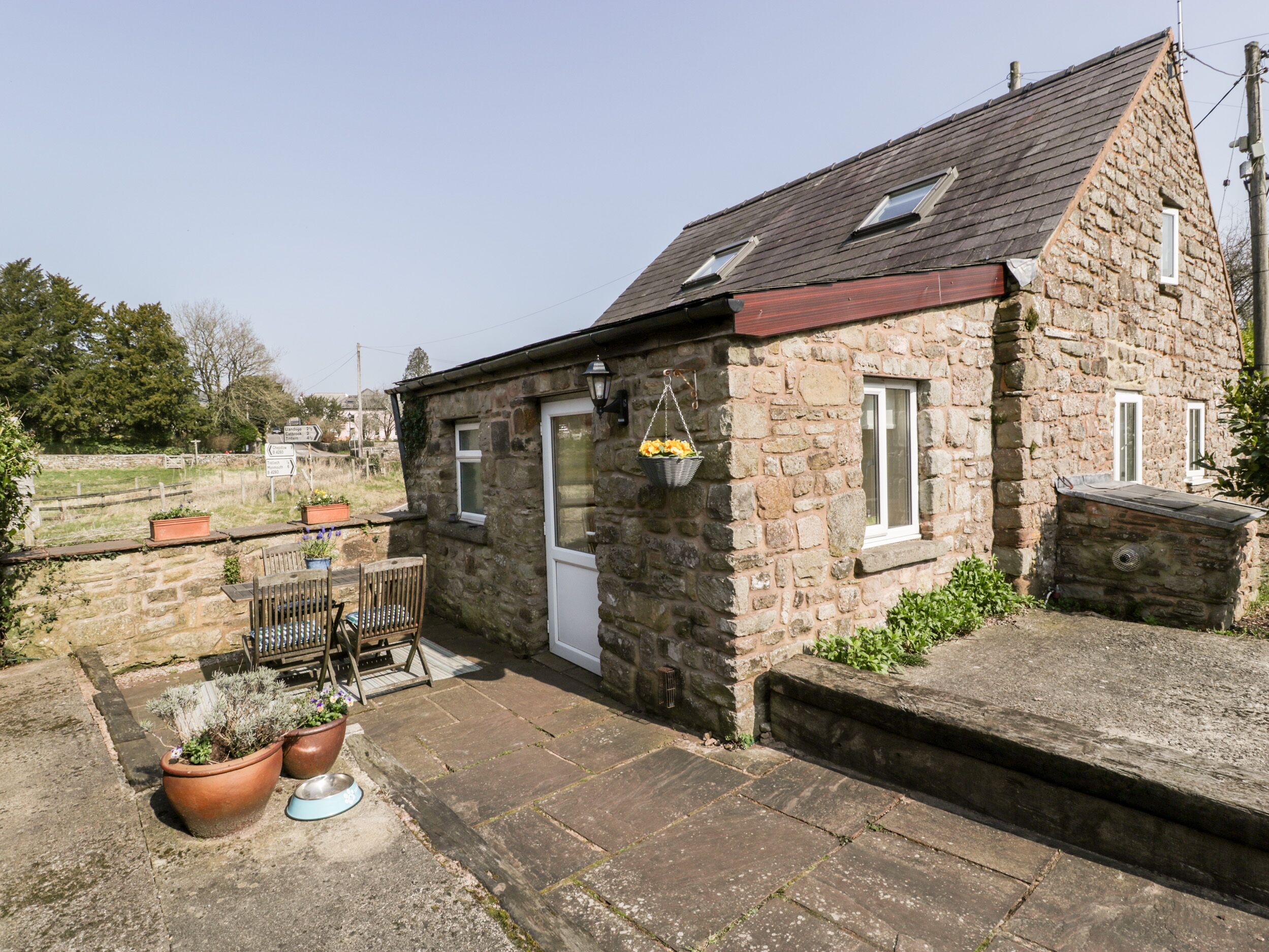 THE POUND, pet friendly, with a garden in Trellech