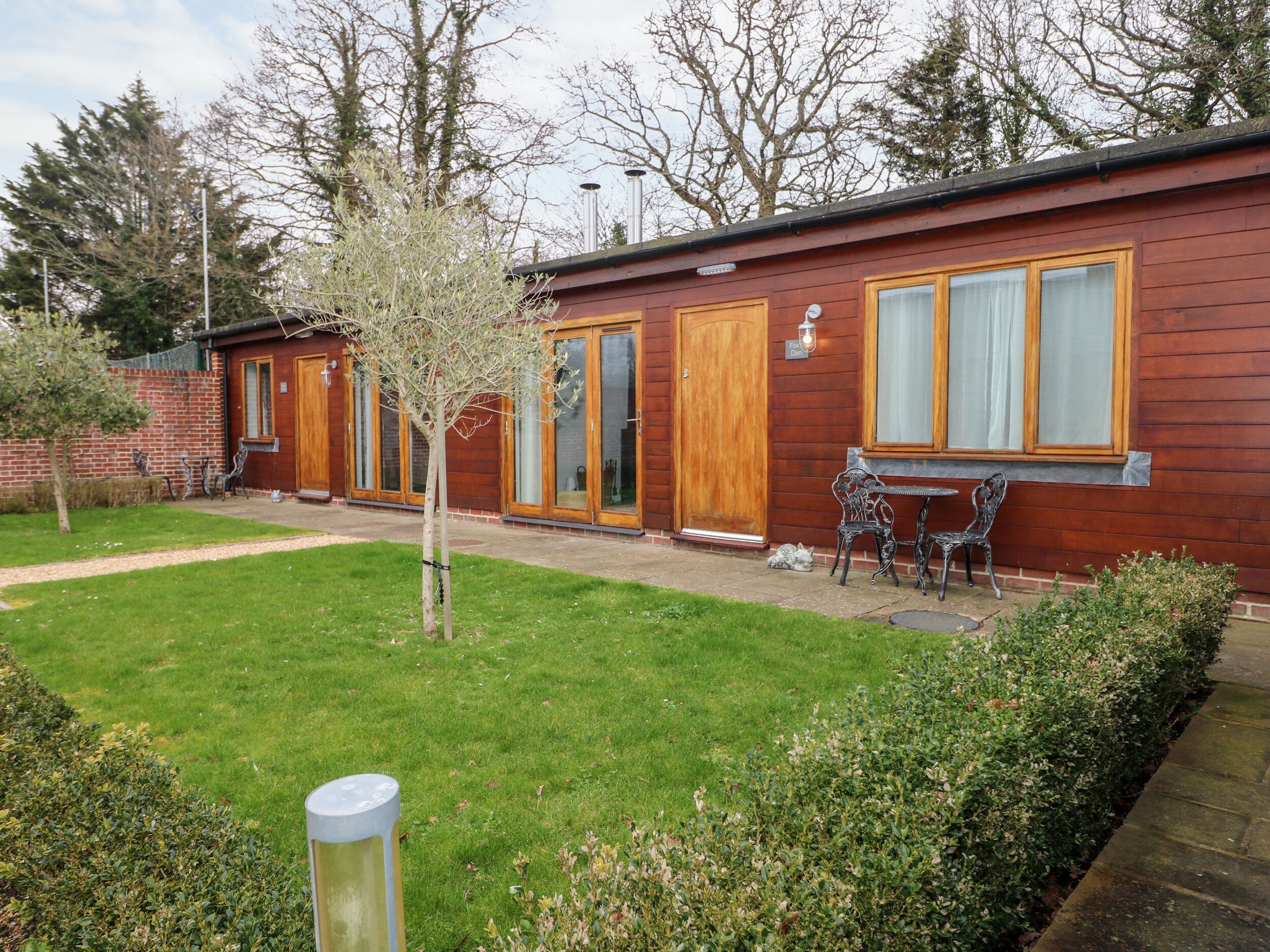 FOX'S DEN, luxury holiday cottage, with pool in Titchfield Common