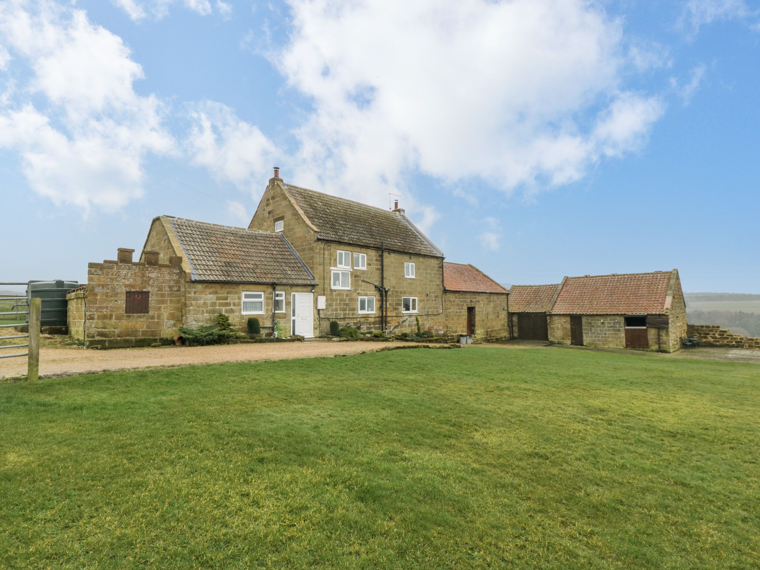 TIDKINHOW FARM, pet friendly, with open fire in Guisborough