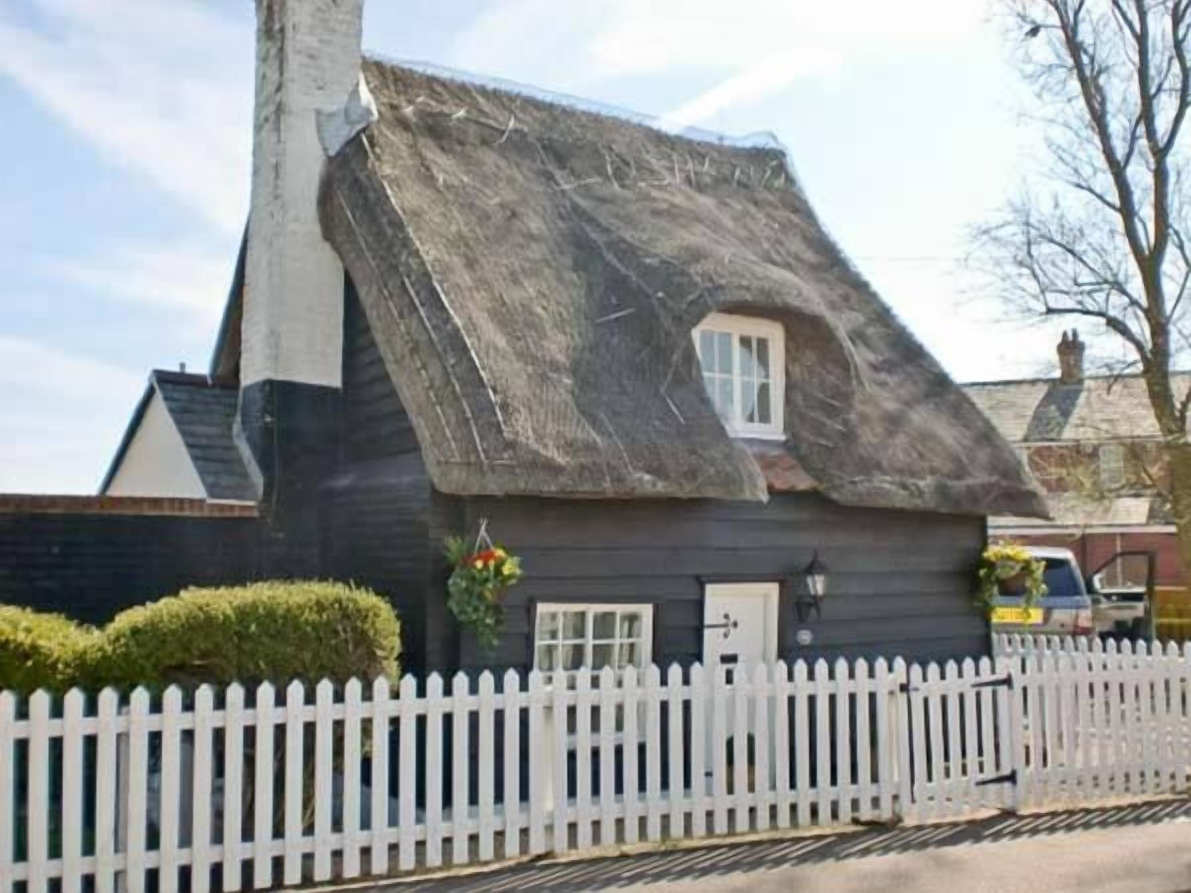 LITTLE THATCH, pet friendly, with a garden in Walton-On-The-Naze