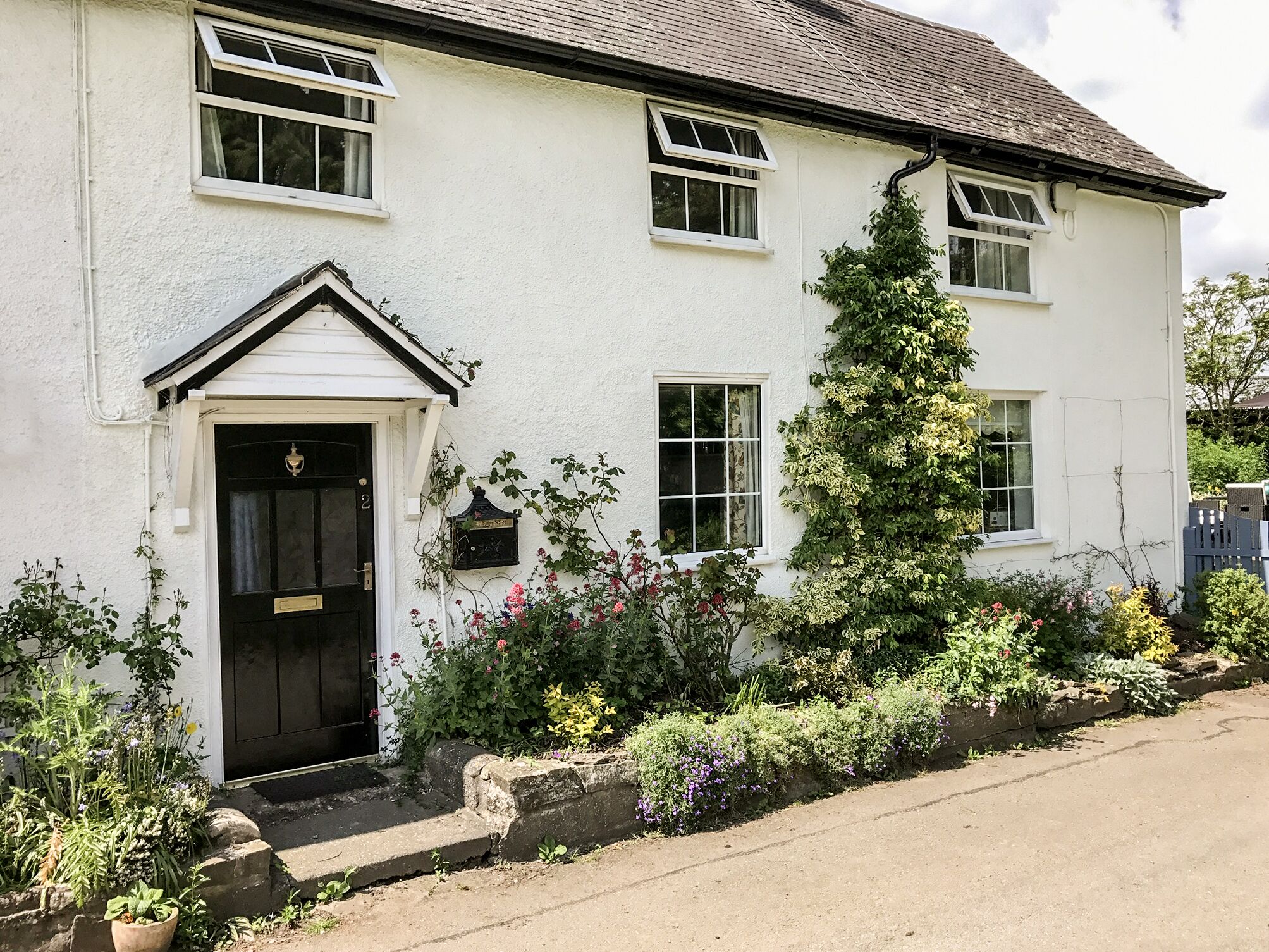 GEORGE COTTAGE, pet friendly, character holiday cottage in Clun