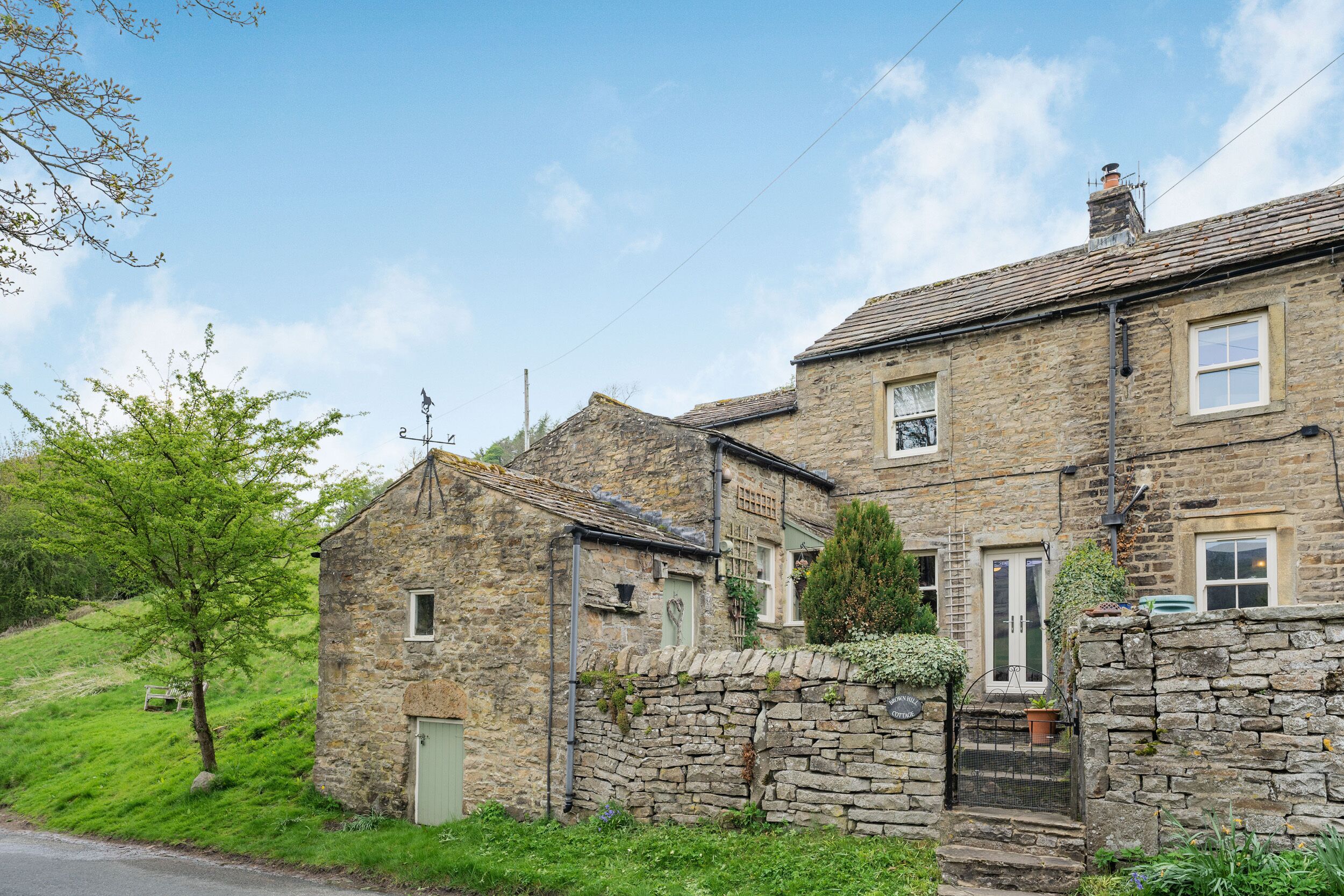 BROWN HILL COTTAGE, family friendly, with open fire in Low Row