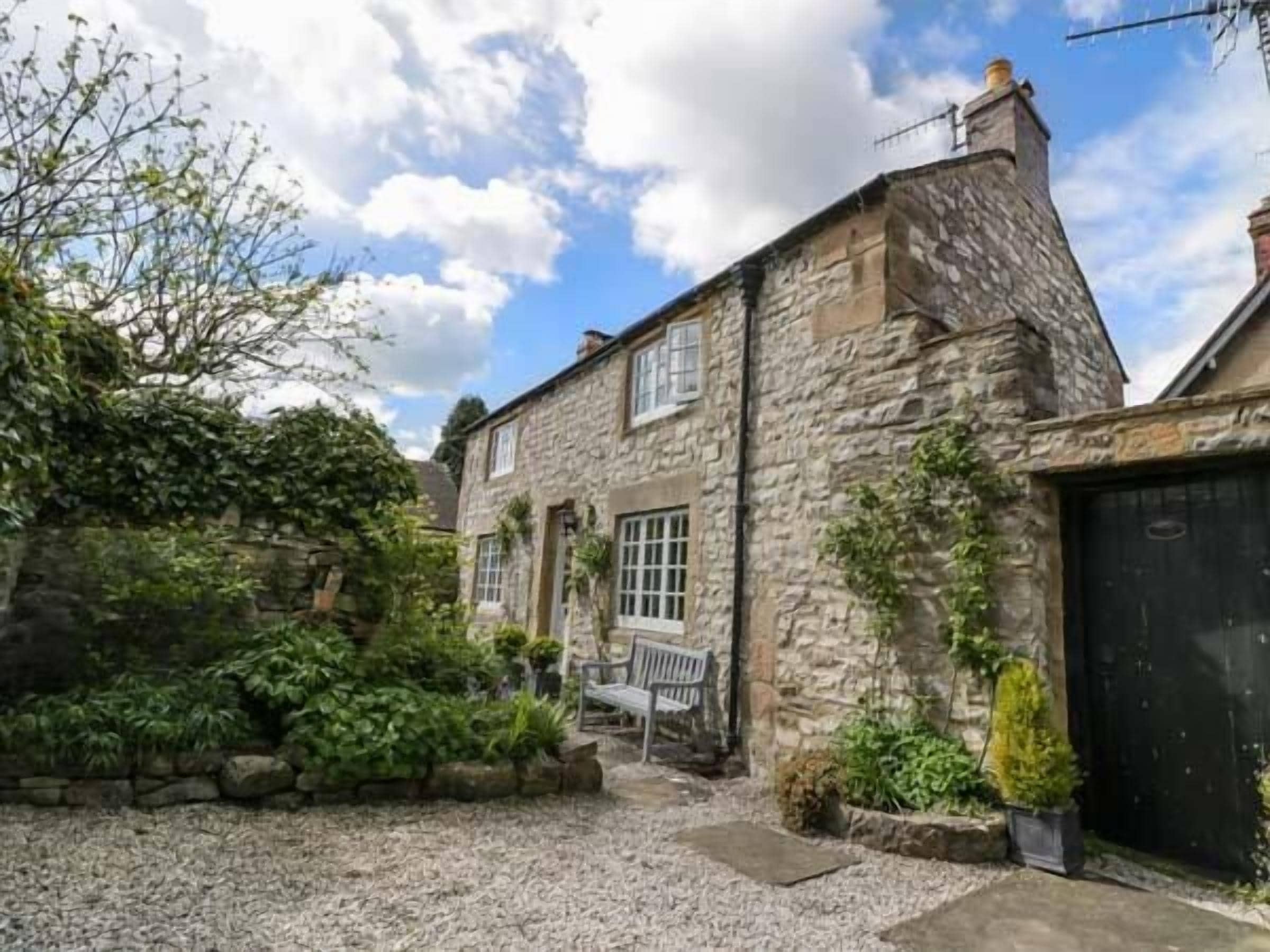 ROSE COTTAGE, pet friendly, with open fire in Ashford-In-The-Water