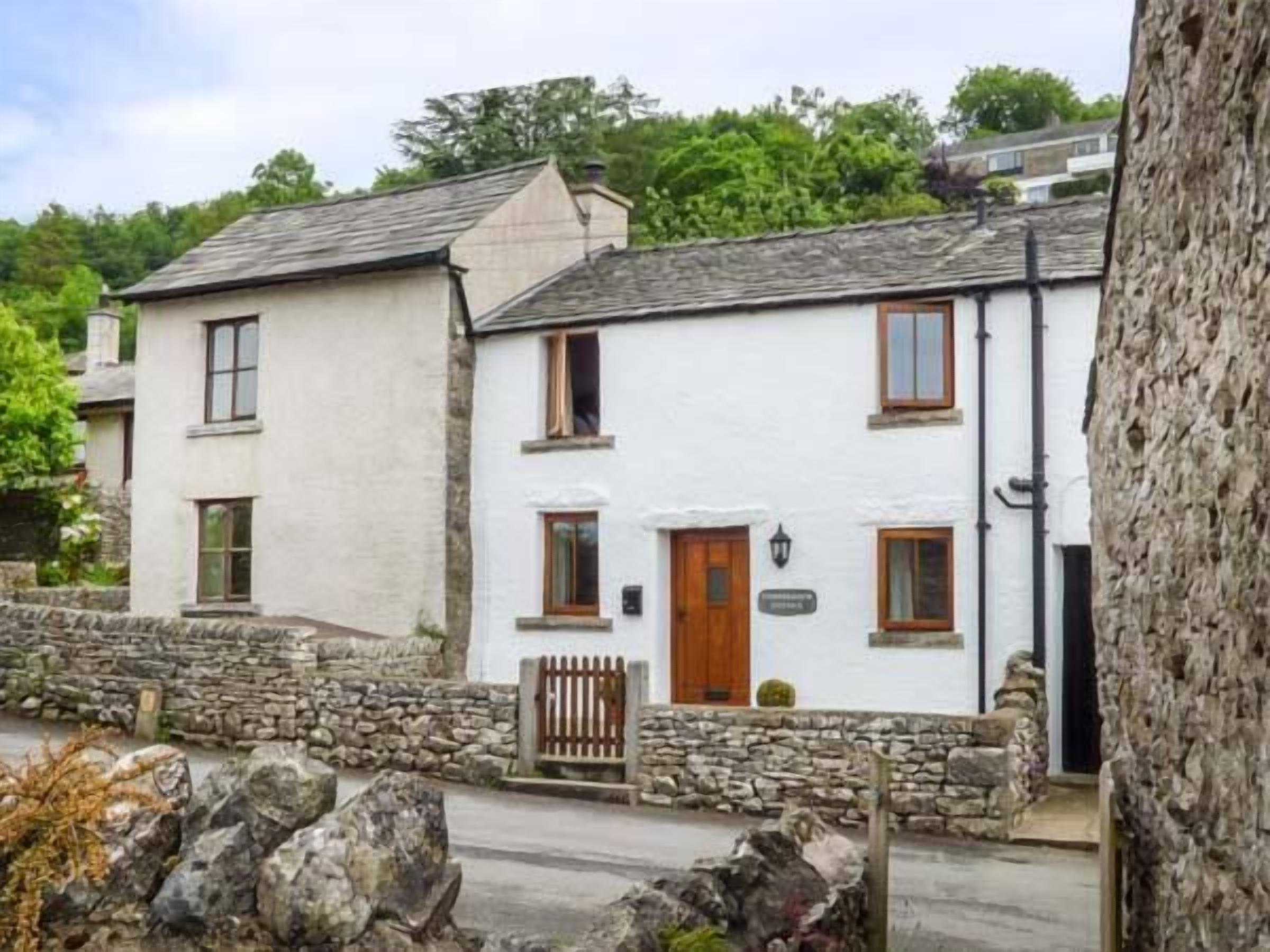 CINDERBARROW COTTAGE, family friendly, with a garden in Levens