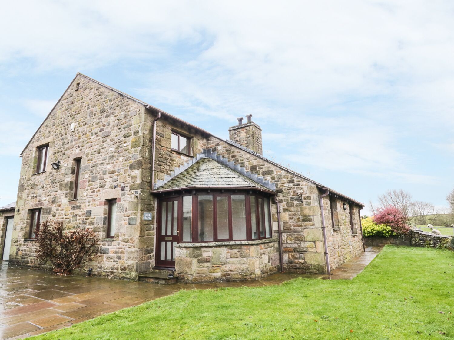 HILL BANK, family friendly, with open fire in Hutton Roof