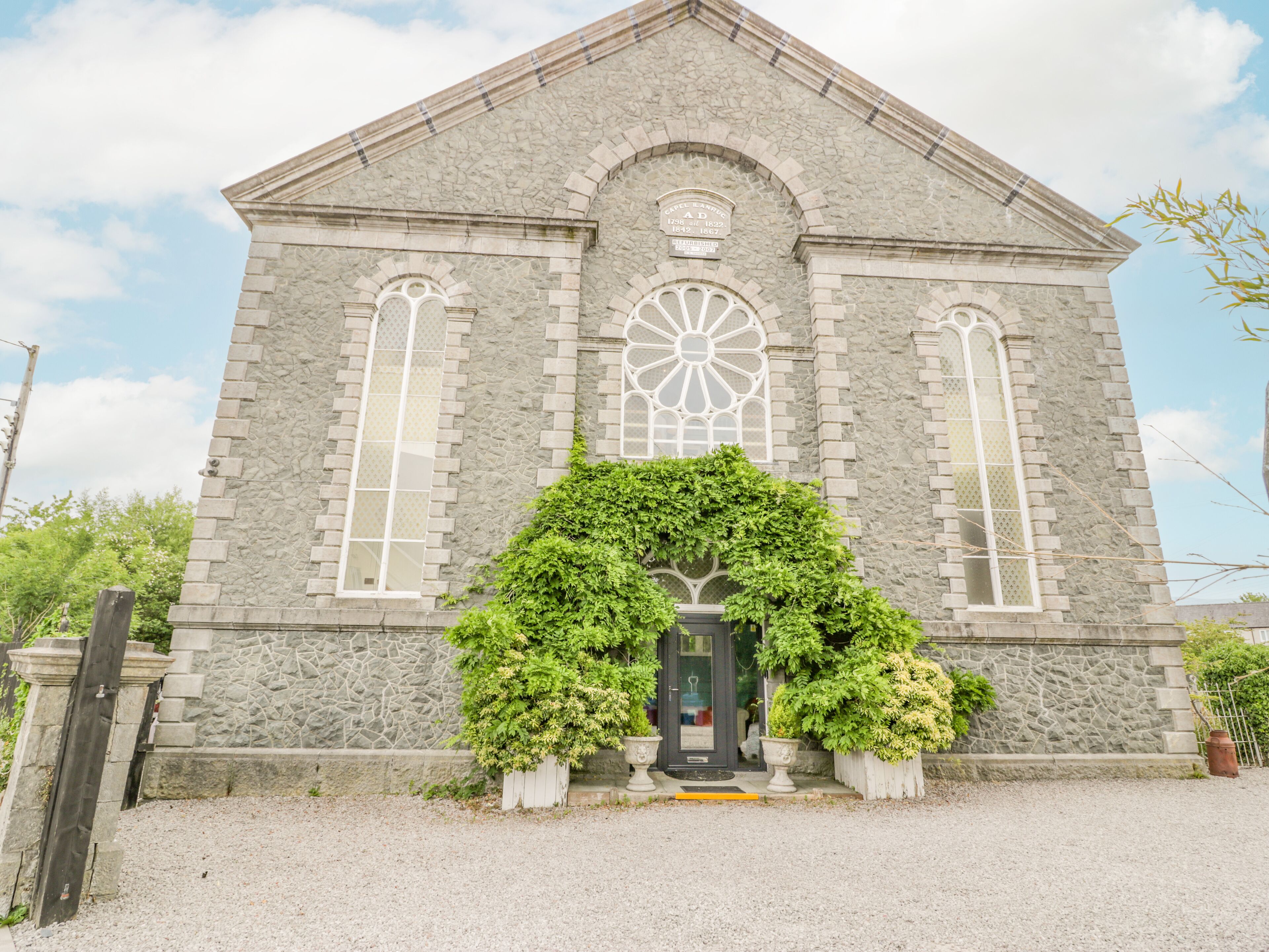 CAPEL MAWR, family friendly, luxury holiday cottage in Llanrug