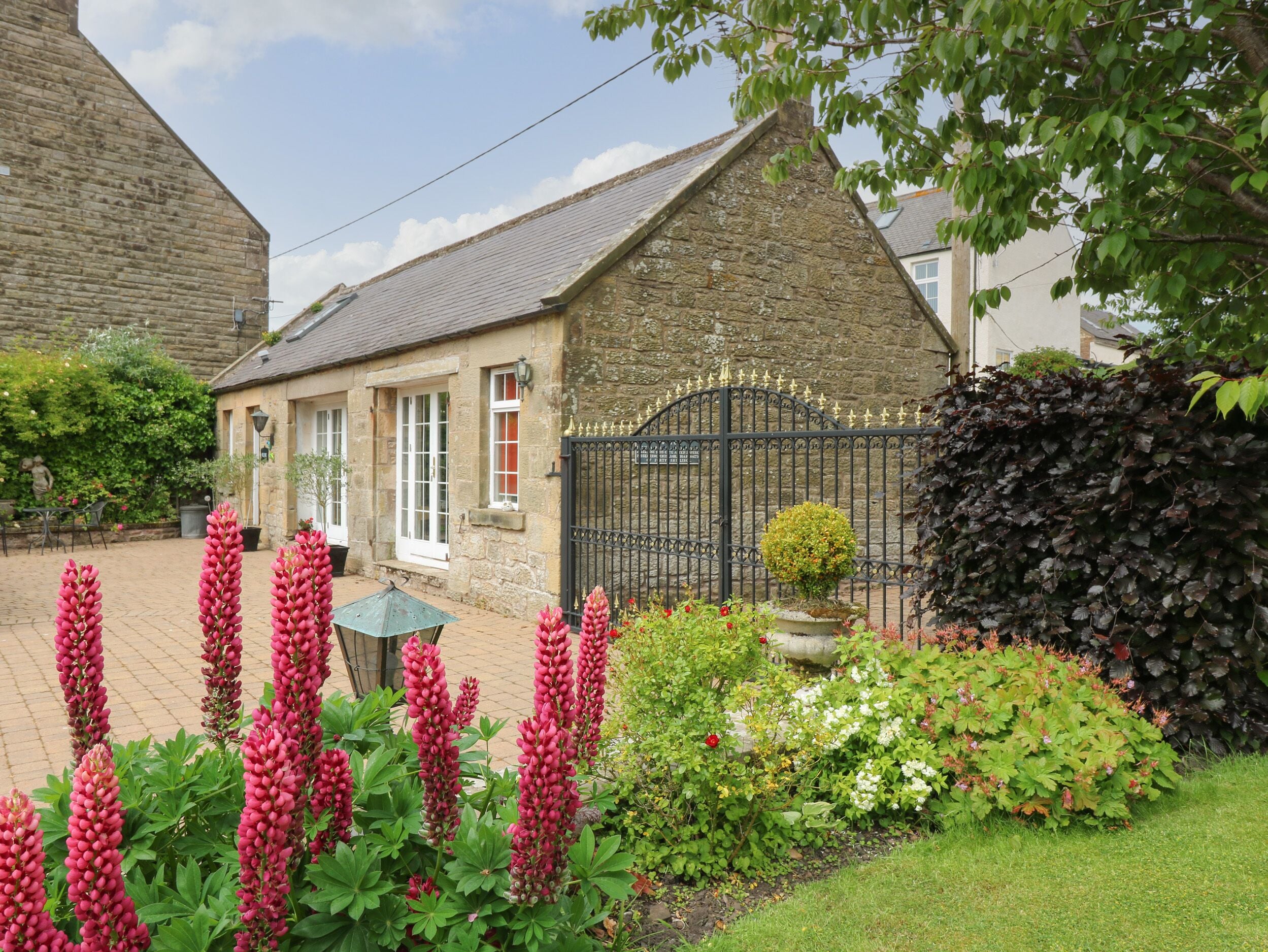 THE COACH HOUSE, pet friendly in Chirnside