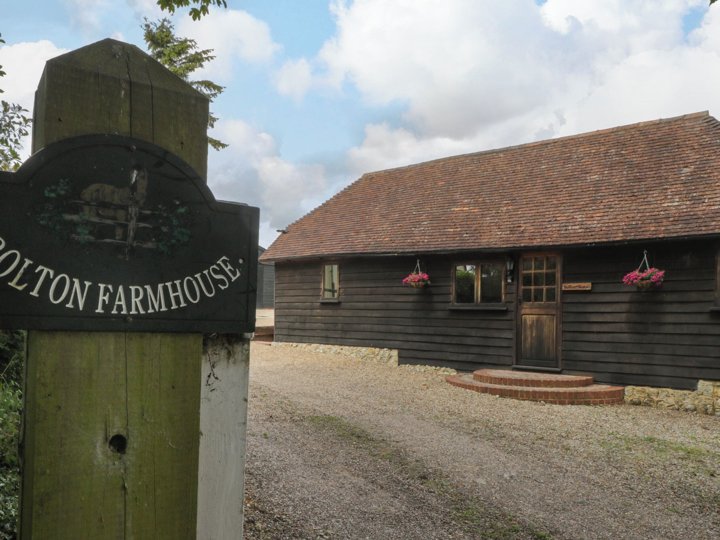 BOLTON BARN, pet friendly, character holiday cottage in Lenham Heath