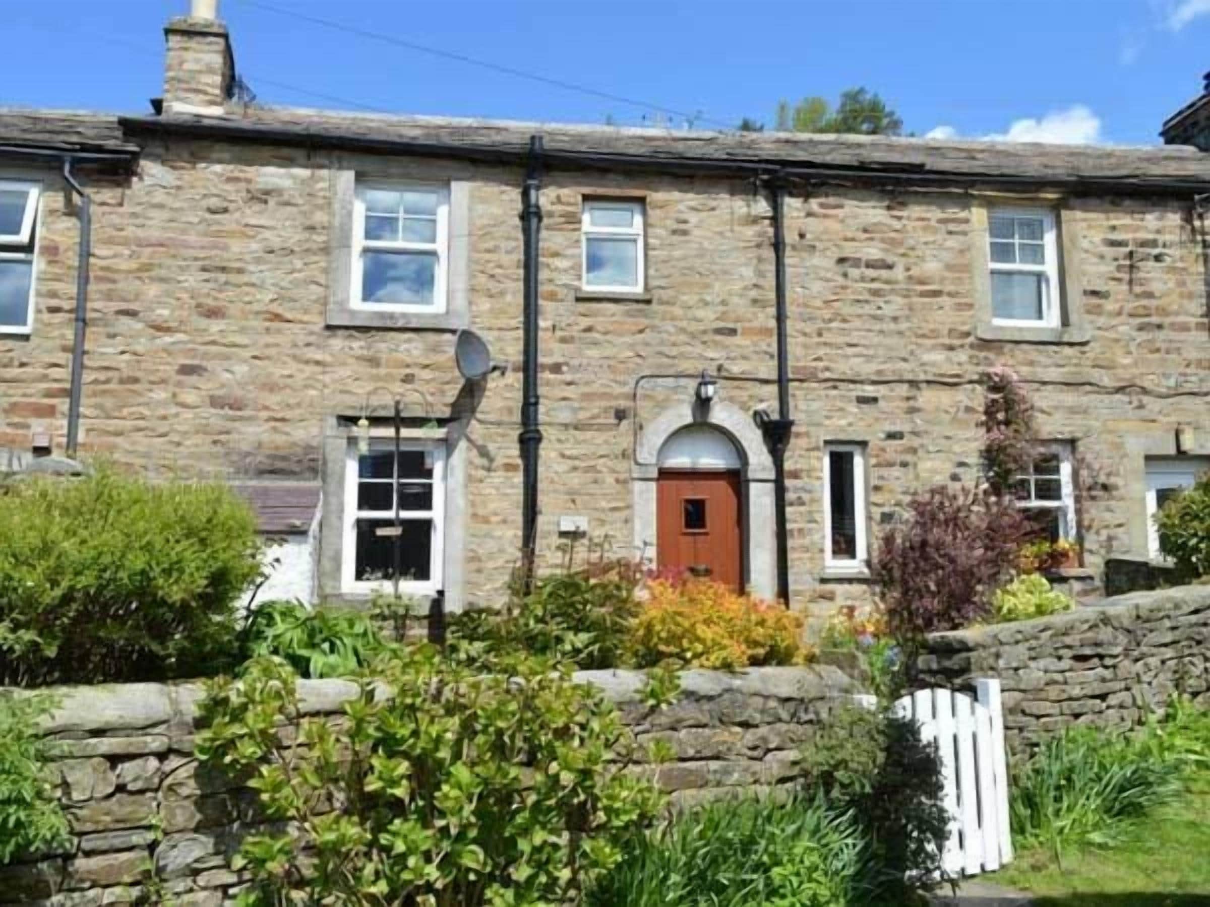 HILLWAYS, pet friendly, character holiday cottage in Gunnerside