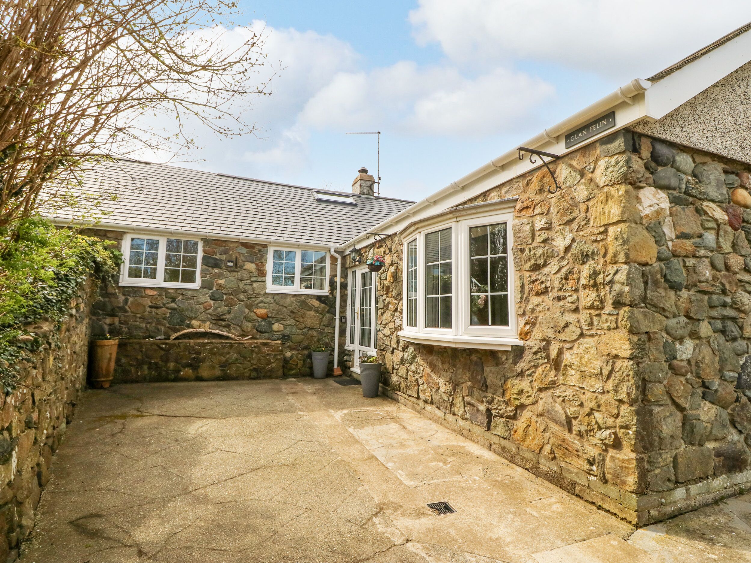 GLAN FELIN, pet friendly, with open fire in Aberdaron