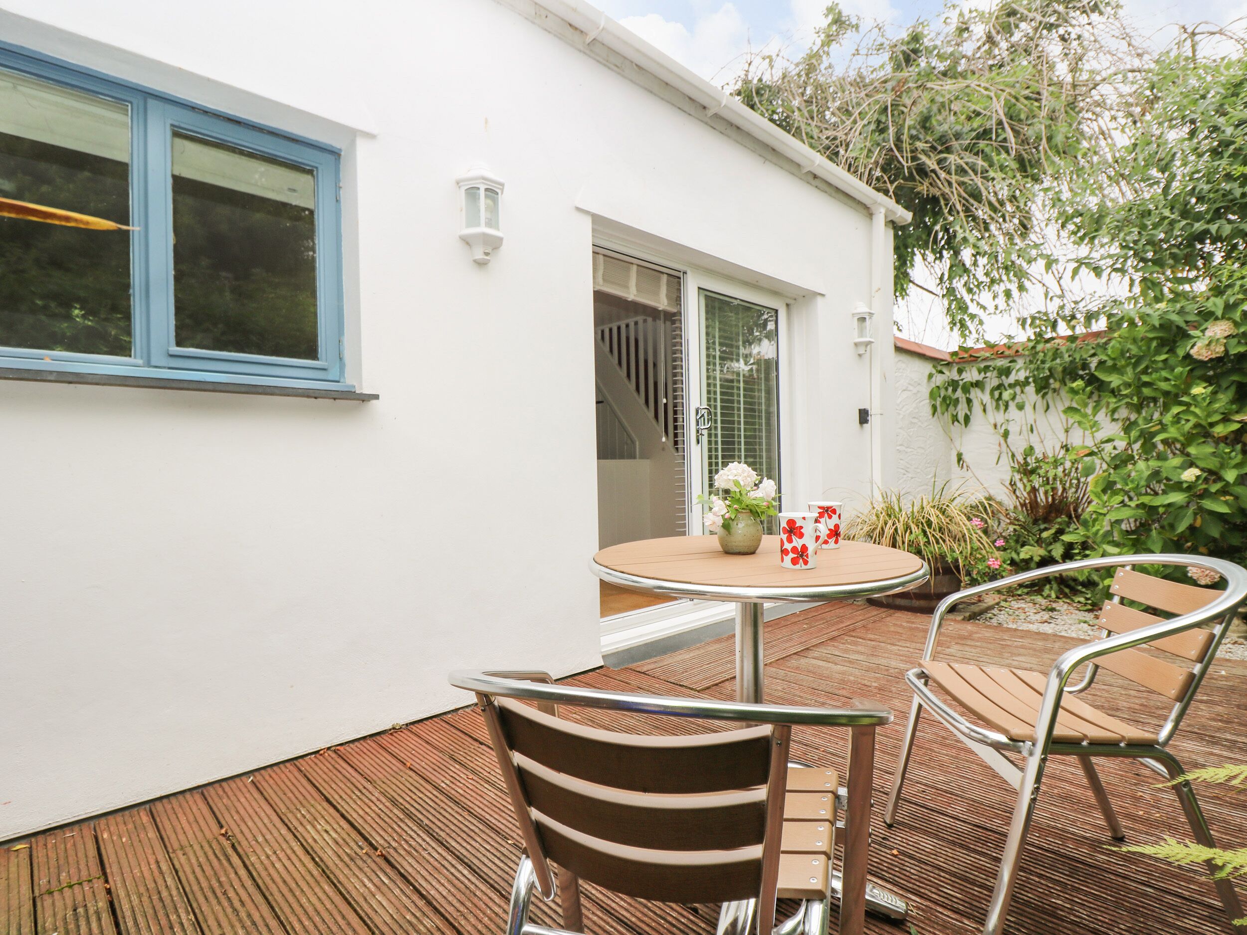 BOLITHO'S RETREAT, pet friendly, with a garden in Helston