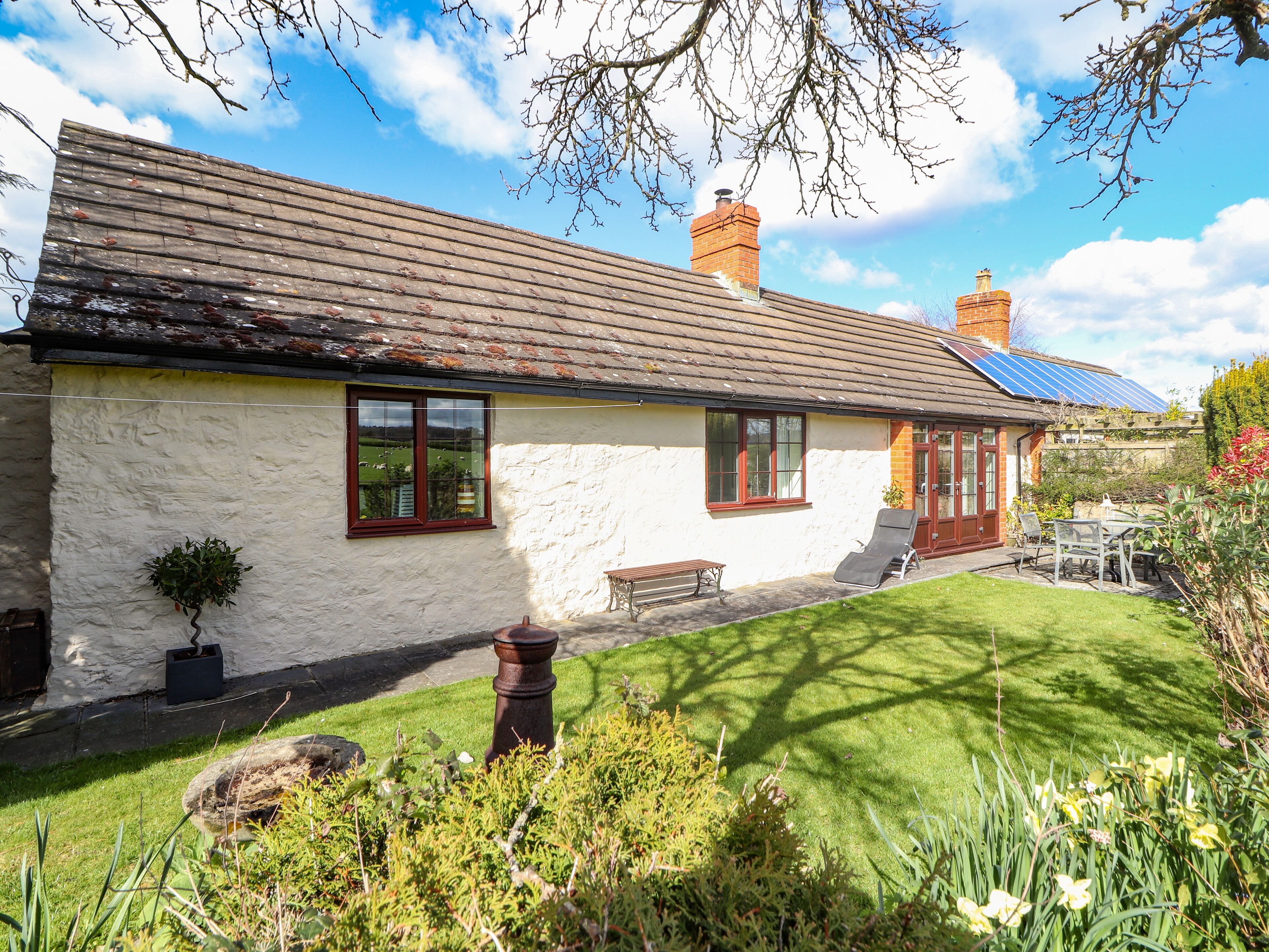 CASTLE VIEW COTTAGE, family friendly, with open fire in Denbigh