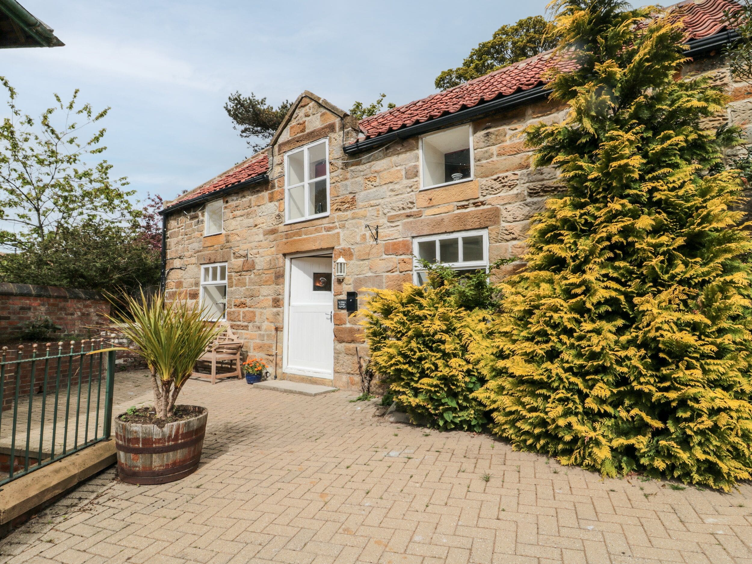 ST HILDA'S COTTAGE, pet friendly, with hot tub in Hinderwell