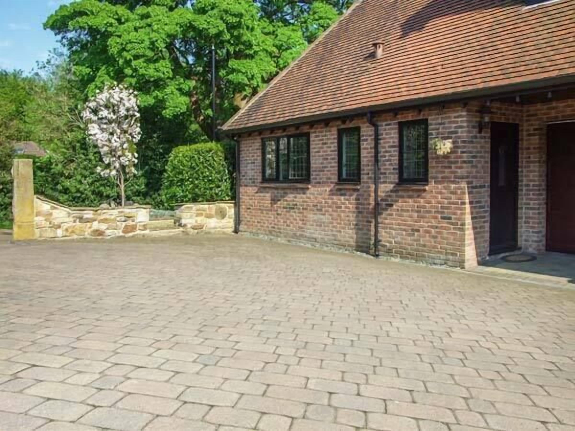 BEECHCROFT CORNER HOUSE, pet friendly, with a garden in Sheffield