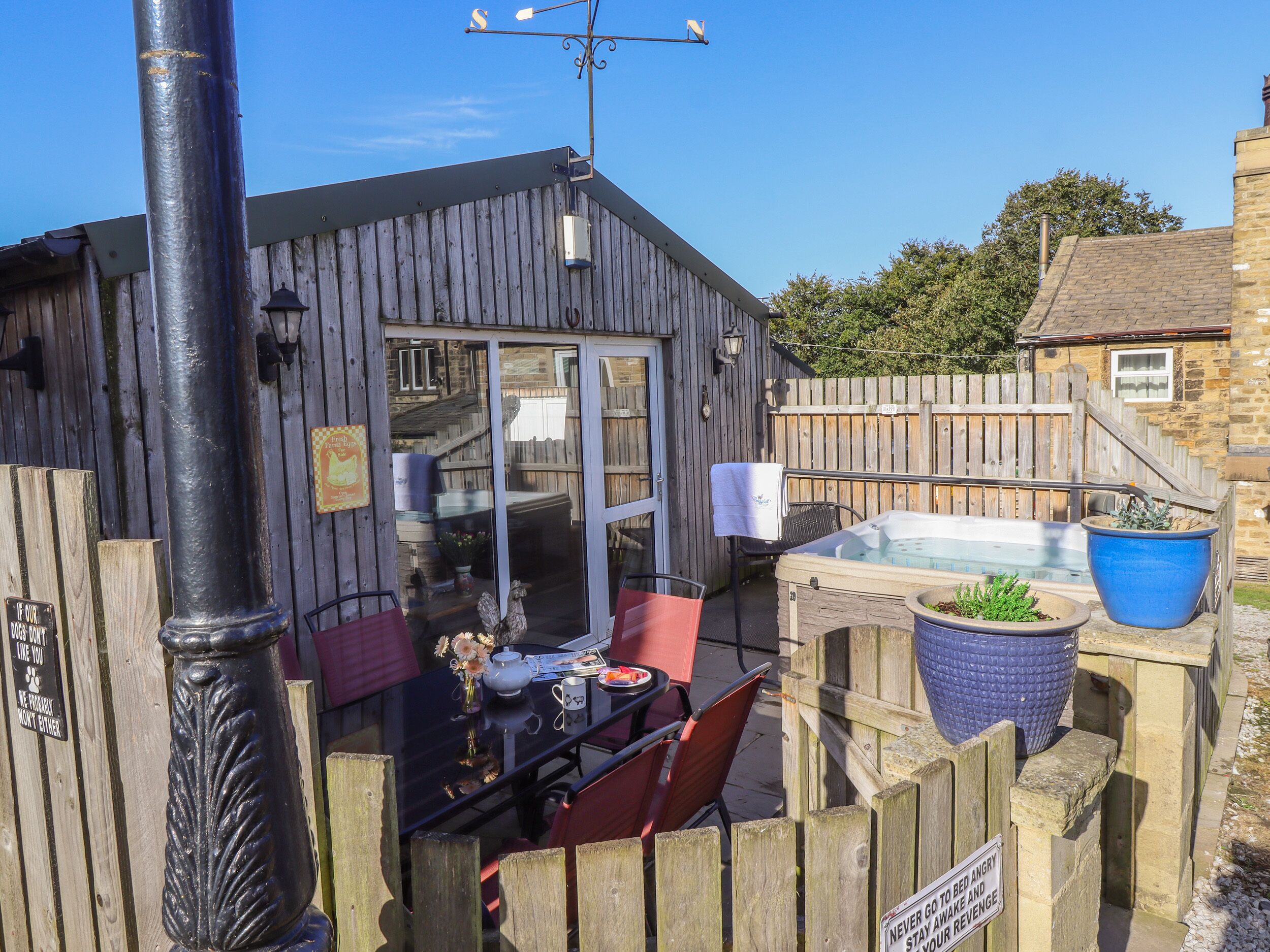 THE OLD HEN SHED, pet friendly, with hot tub in Haworth
