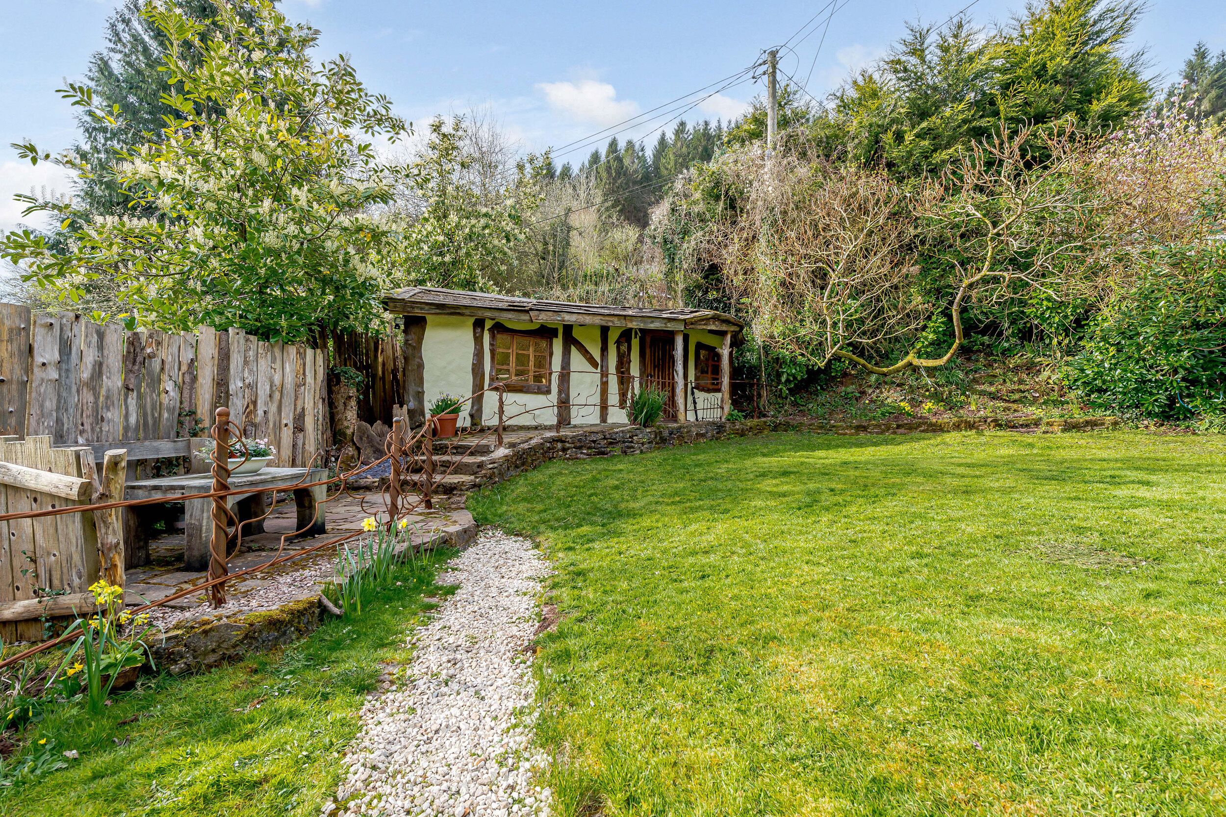 BROOKBANK FOLLY, character holiday cottage in Mitcheldean