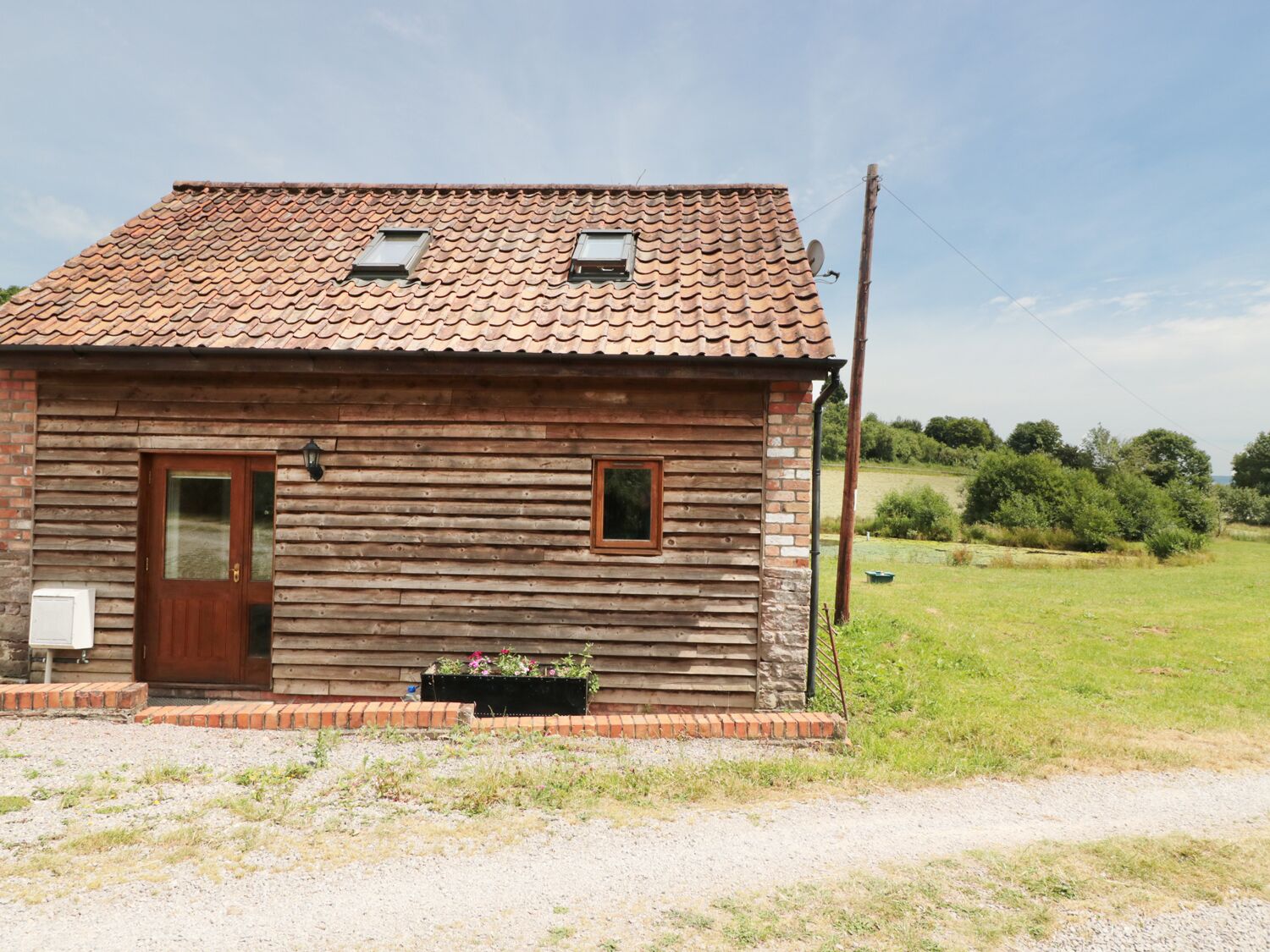 MALLARD, pet friendly, character holiday cottage in Newnham-On-Severn