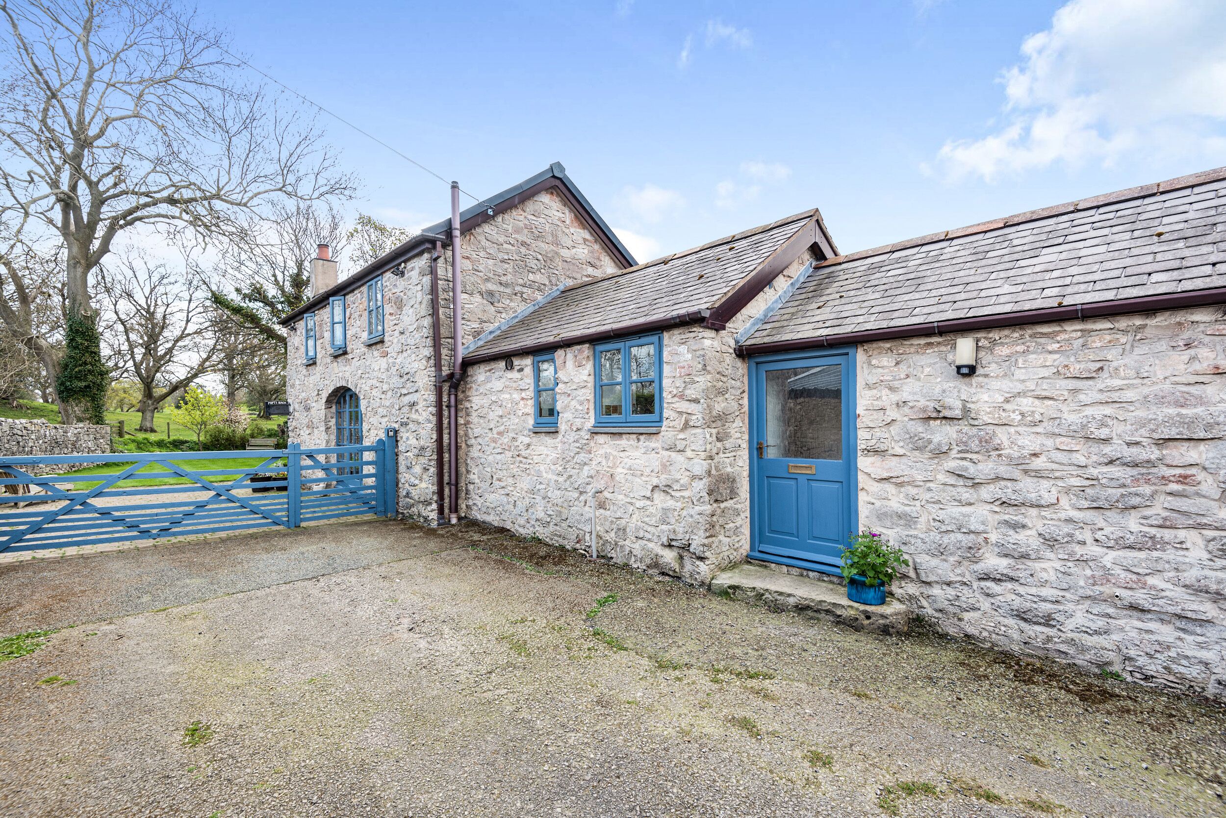 POPTY BACH, pet friendly, character holiday cottage in Henllan