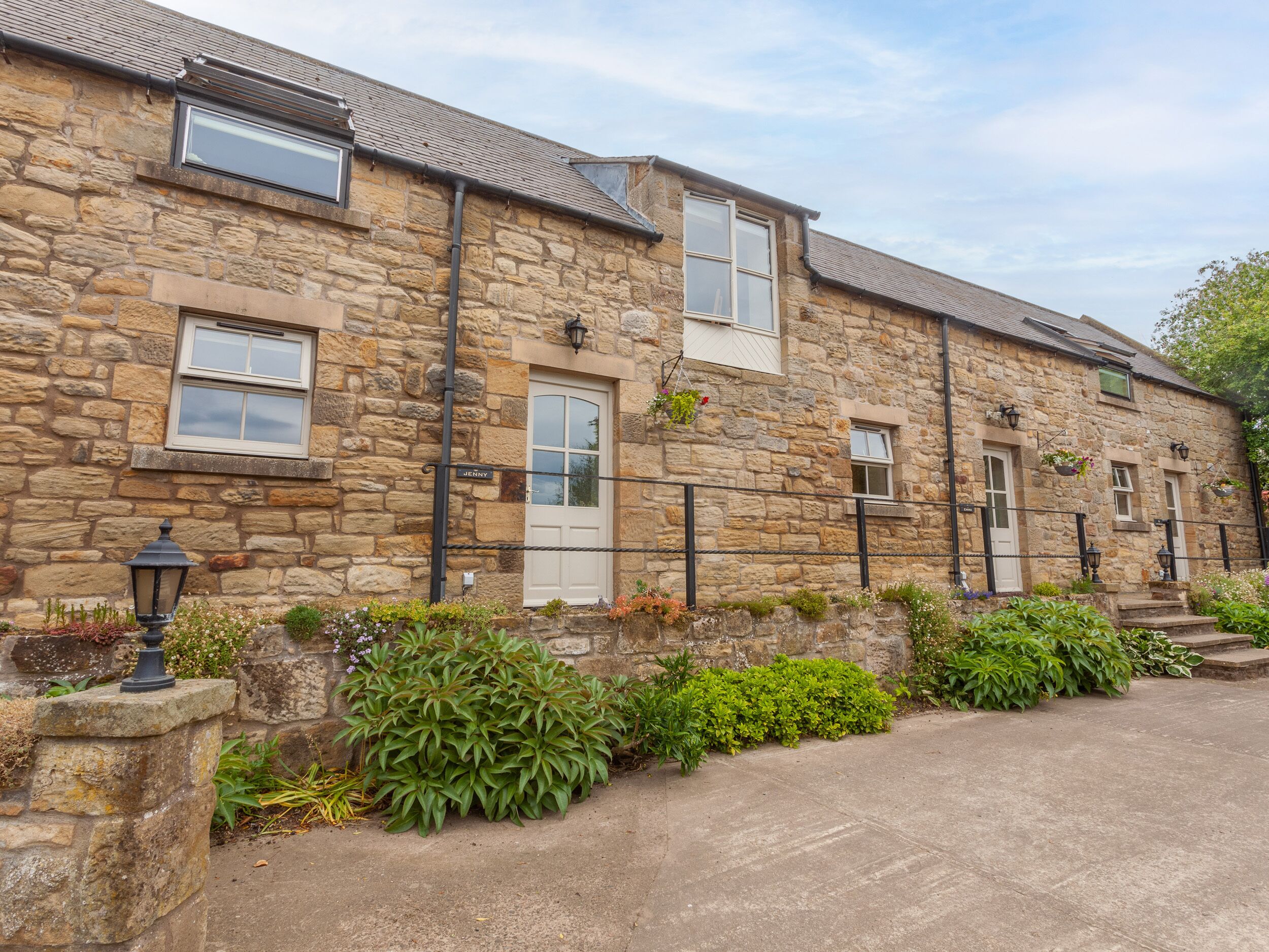 JENNY'S COTTAGE, character holiday cottage in Alnmouth