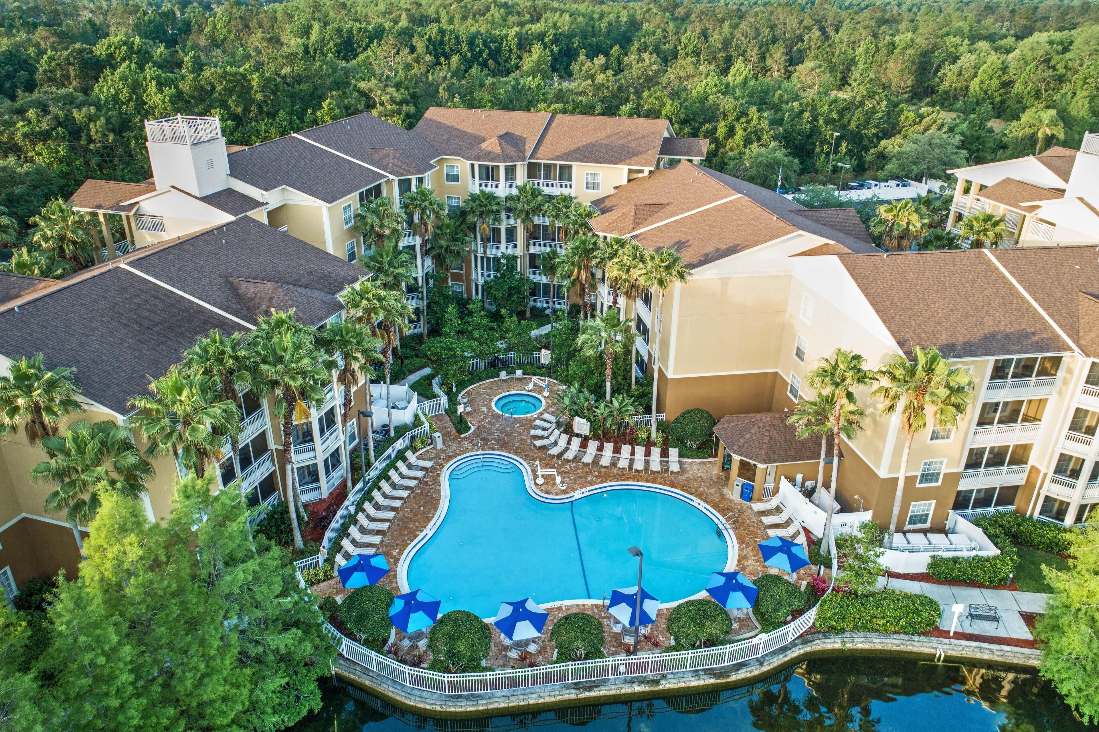 Near Disney 2 BR Condo w/ Mini Kitchen, Sleeper Sofa & Resort Pools