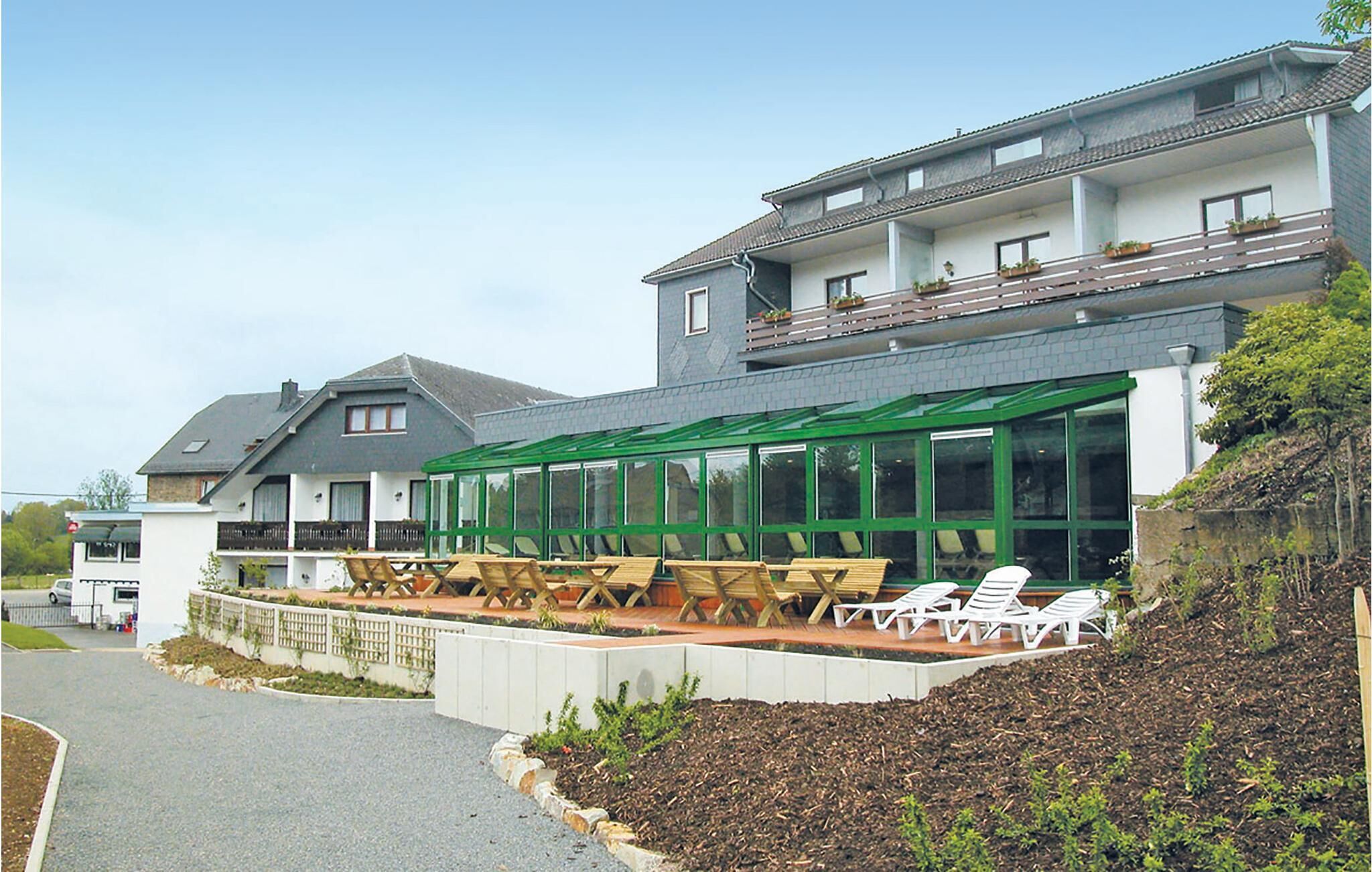 This facility is located only 5 km from the famous lake of Bütgenbach.