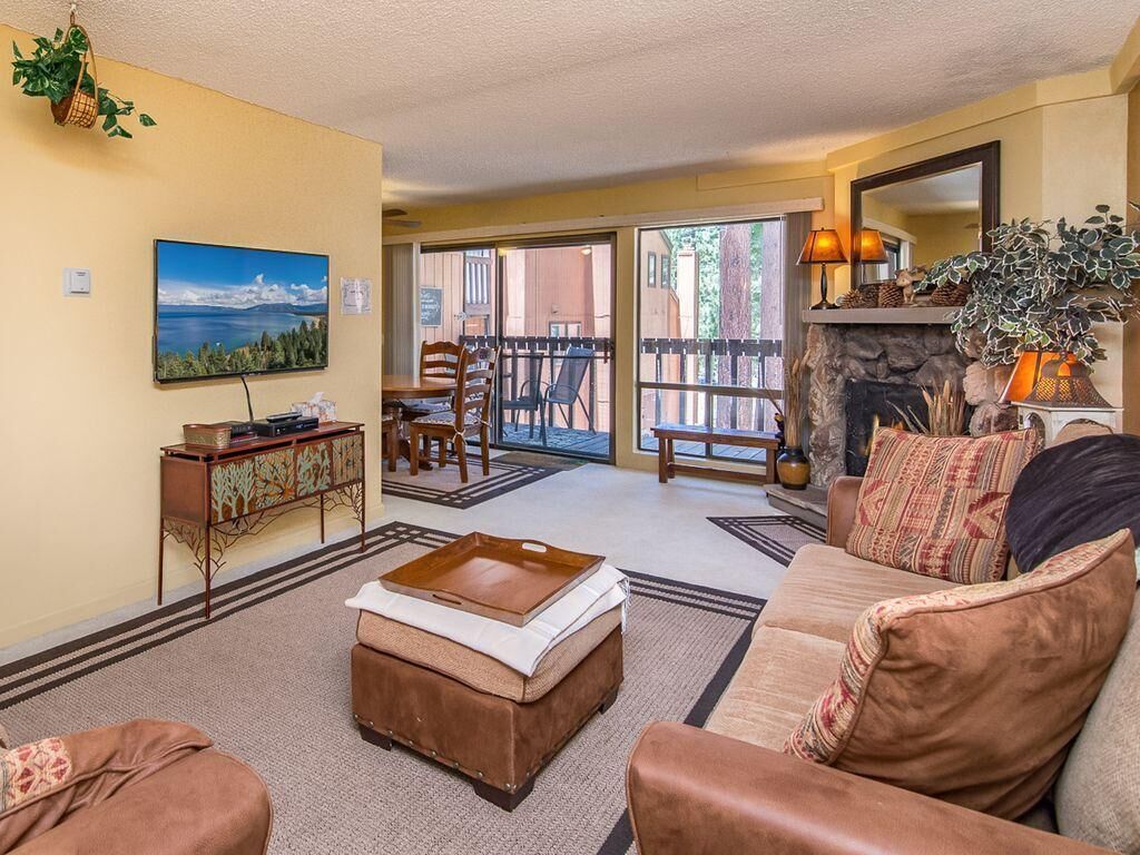 2BR+Loft, 1.5BA Condo Close to Ski -Spa, Pool