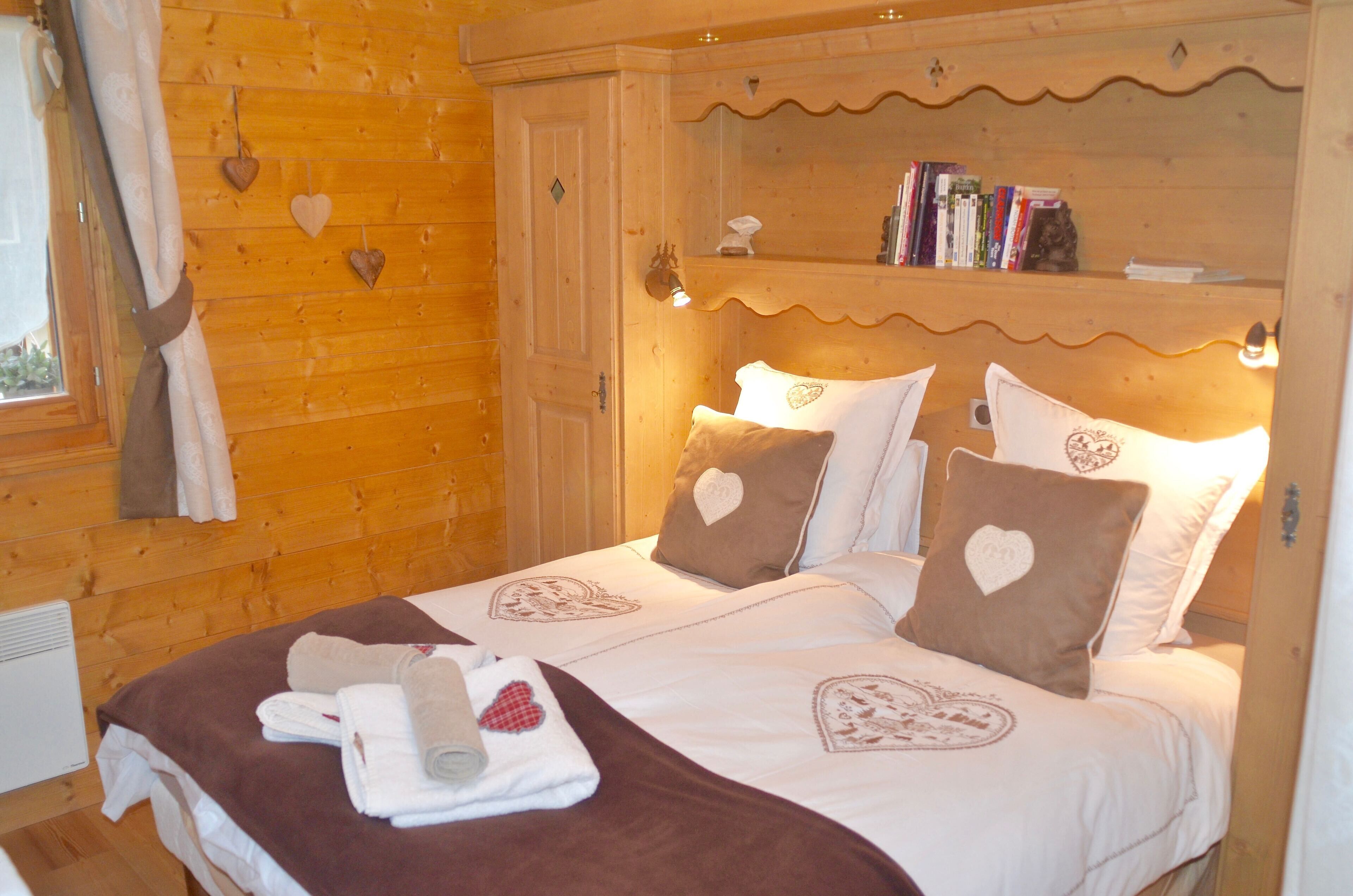 CHALET APARTMENT SAMOENS VILLAGE 5-STAR RATED ECRINS ETOILE C9 625sqm 2BED 2BATH