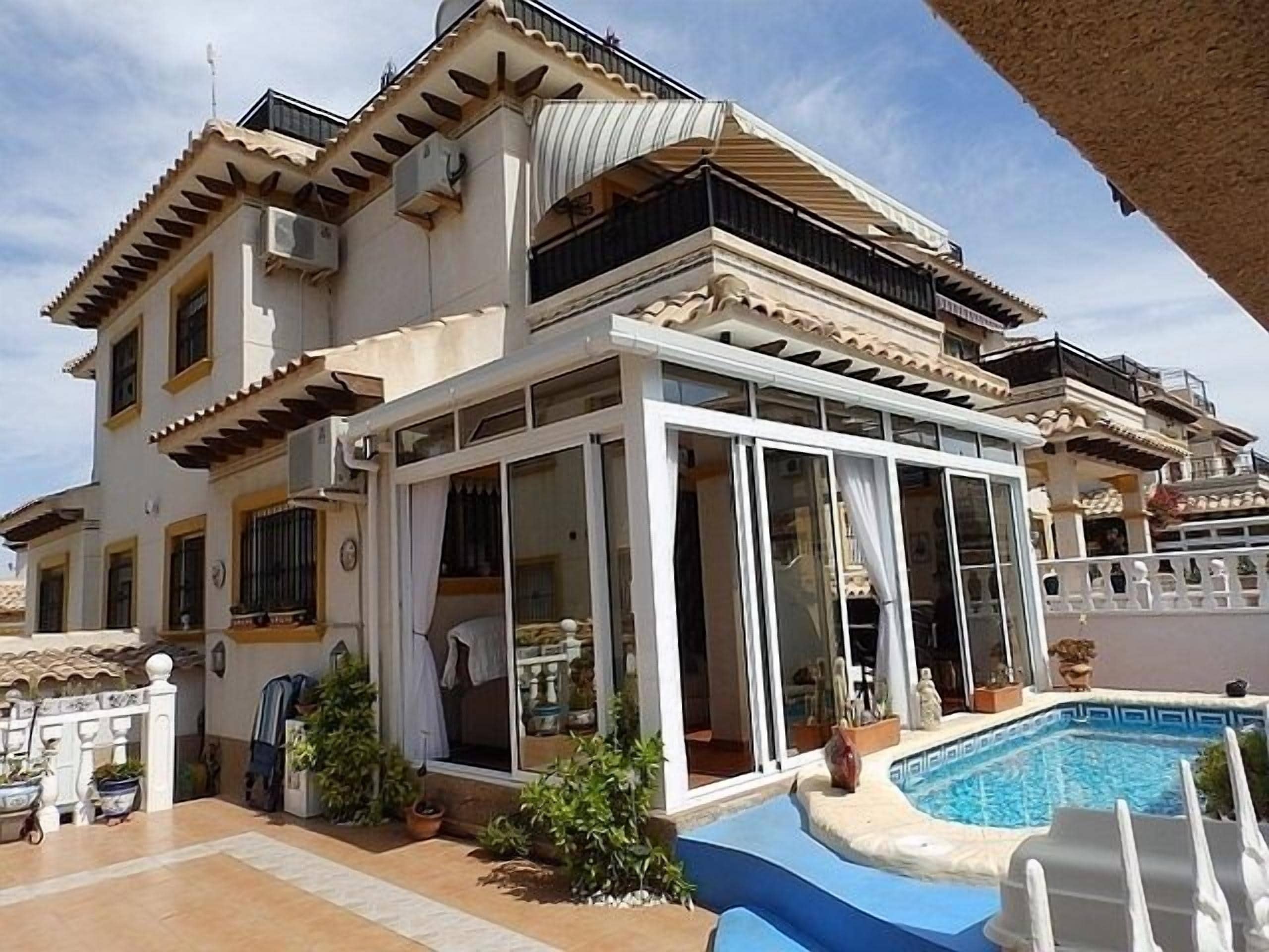 Town House With Private Pool ,Good WiFi. Short walk to Villamartin Plaza