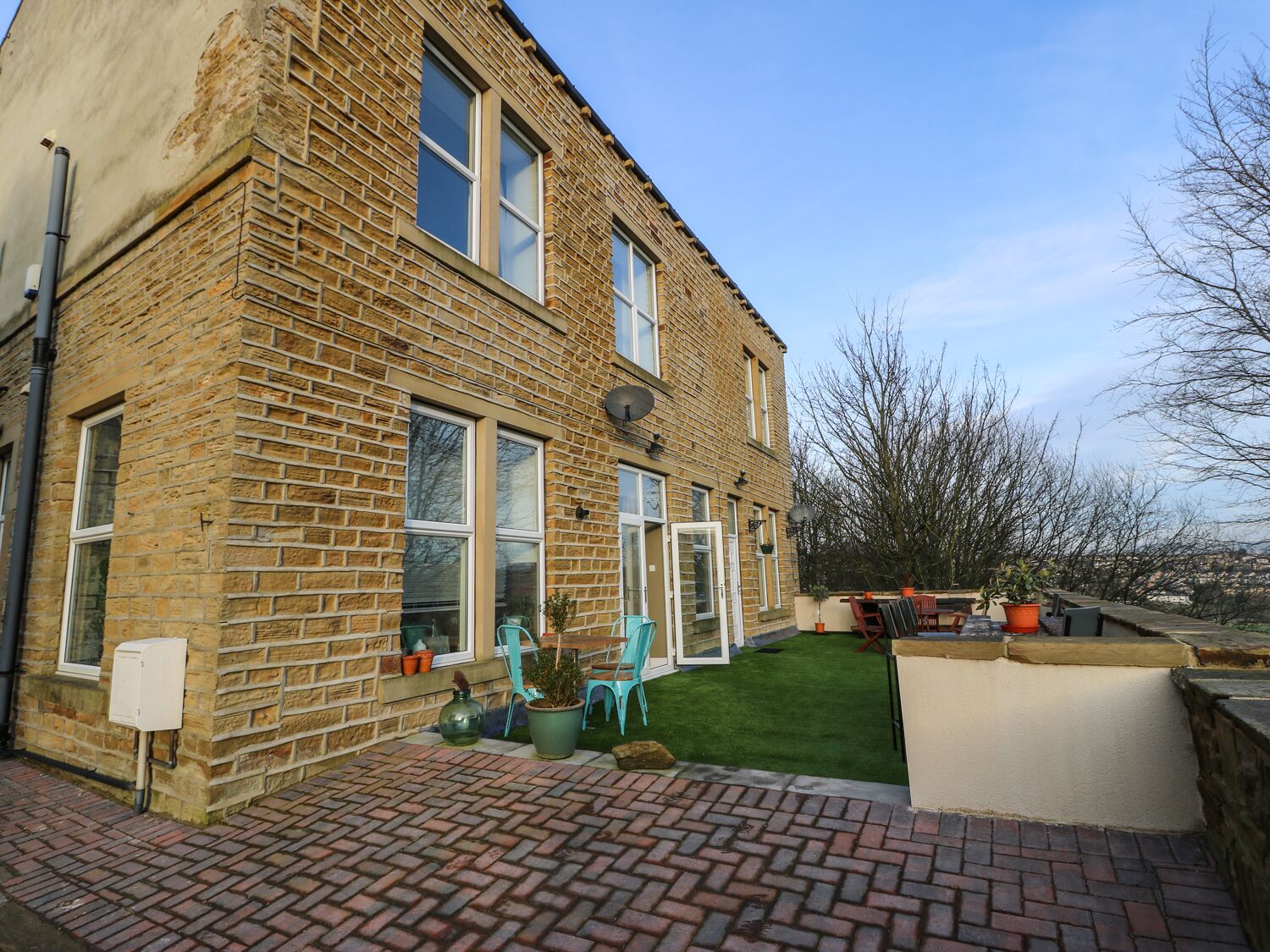 ONE EIGHT THREE GUEST COTTAGE, family friendly in Holywell Green
