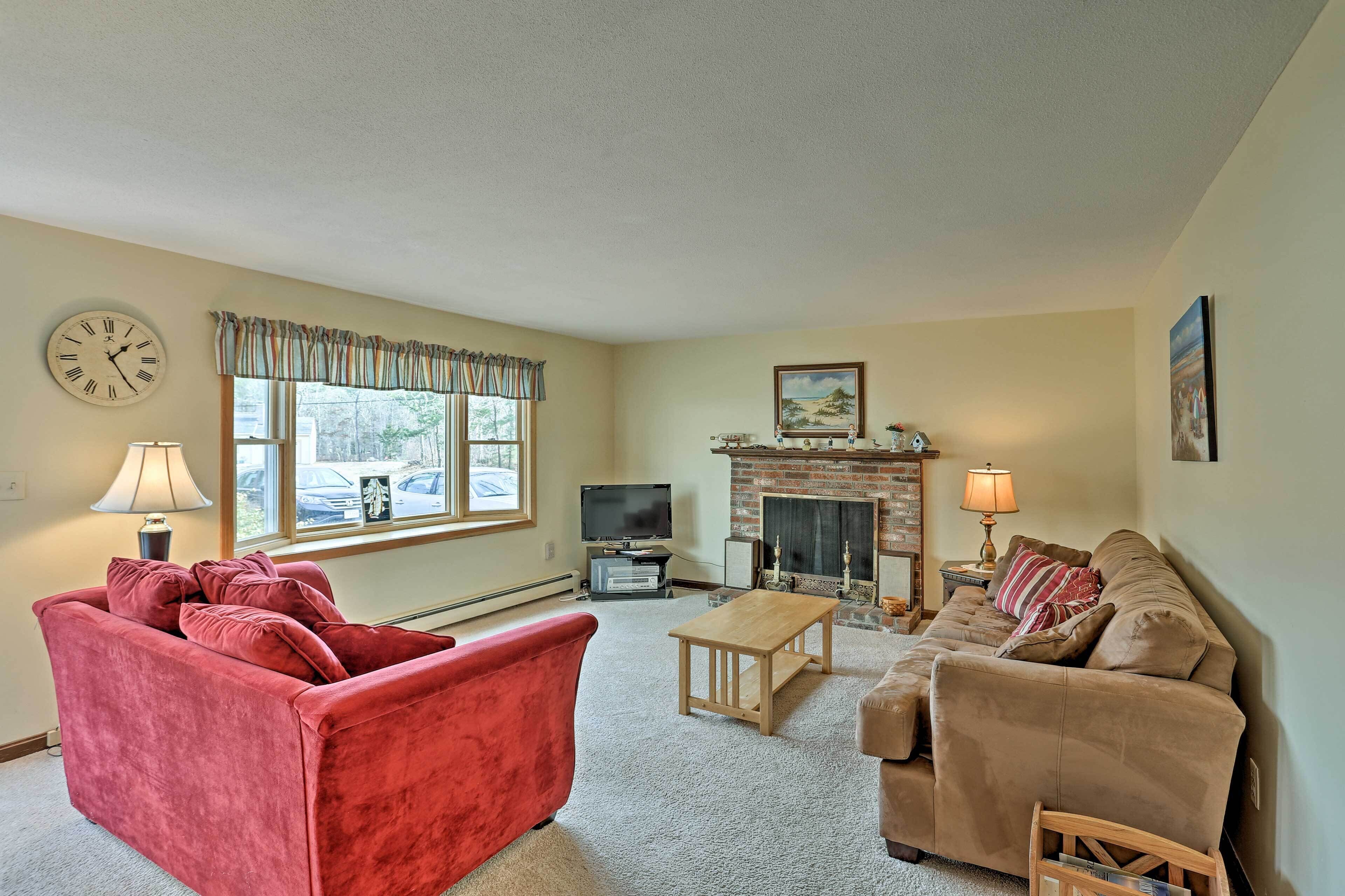 Quiet Brewster House w/ Deck, Mins to Bay Beaches!