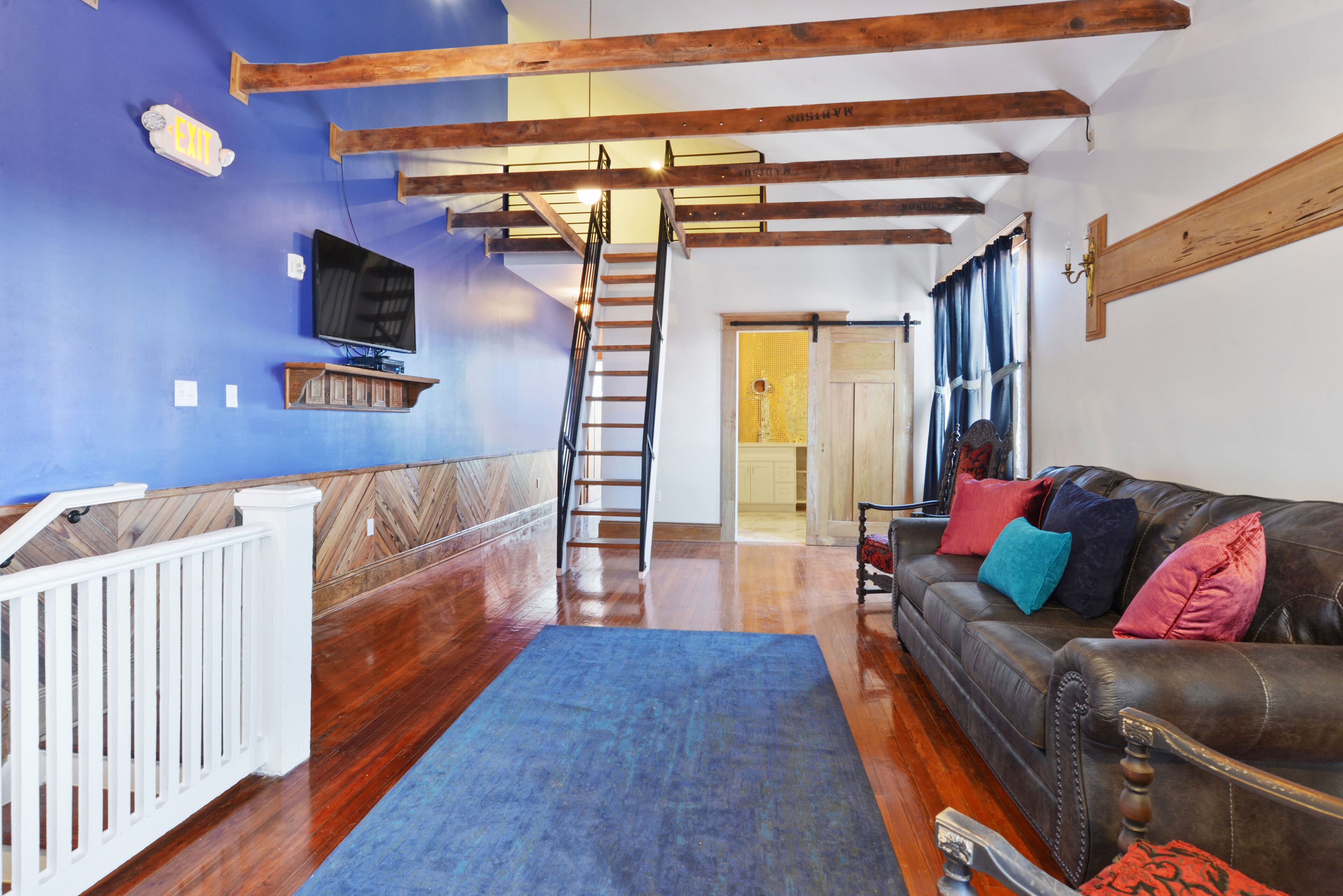 Prime Location! Entrance of Frenchmen!