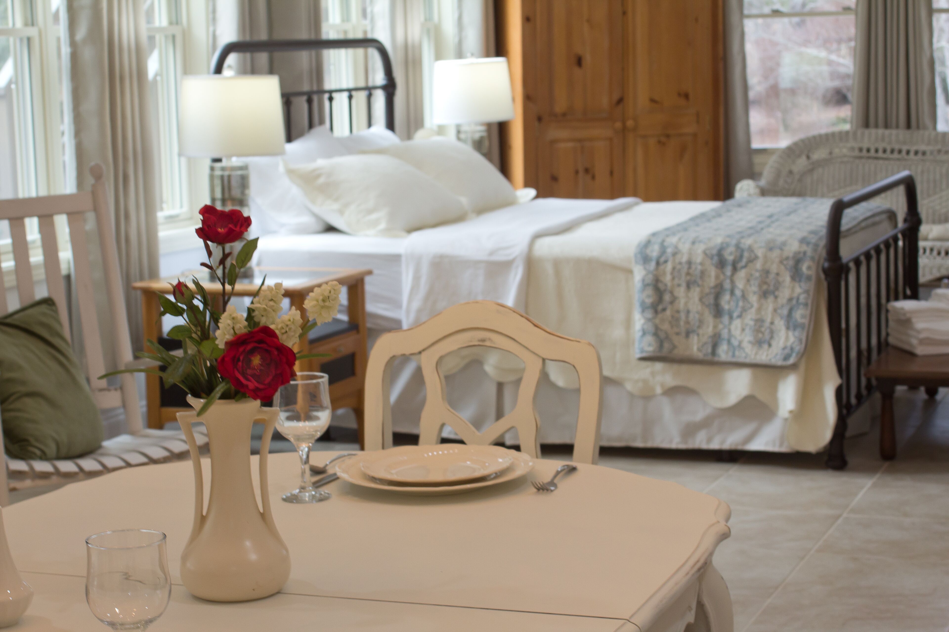 Bluebirds Nest—10 min to dwntwn AVL & Biltmore —hot tub—sunroom—cont breakfast