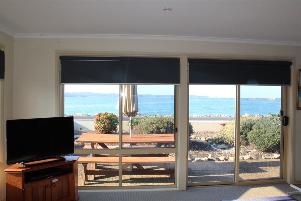 On Casey's - Waterfront beach villa situated on pristine Caseys Beach