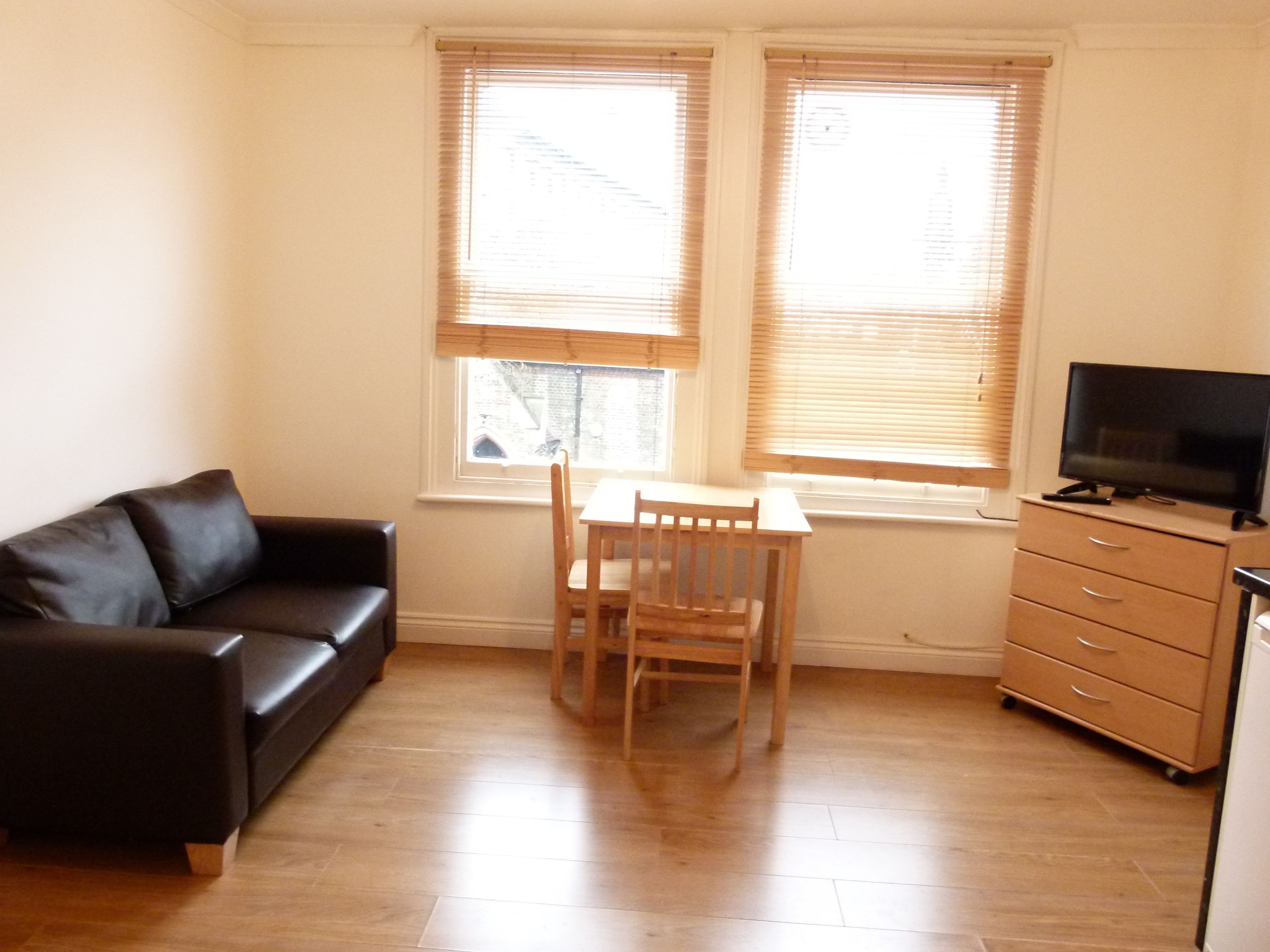 SS Property Hub - Family Apartment in Kensington